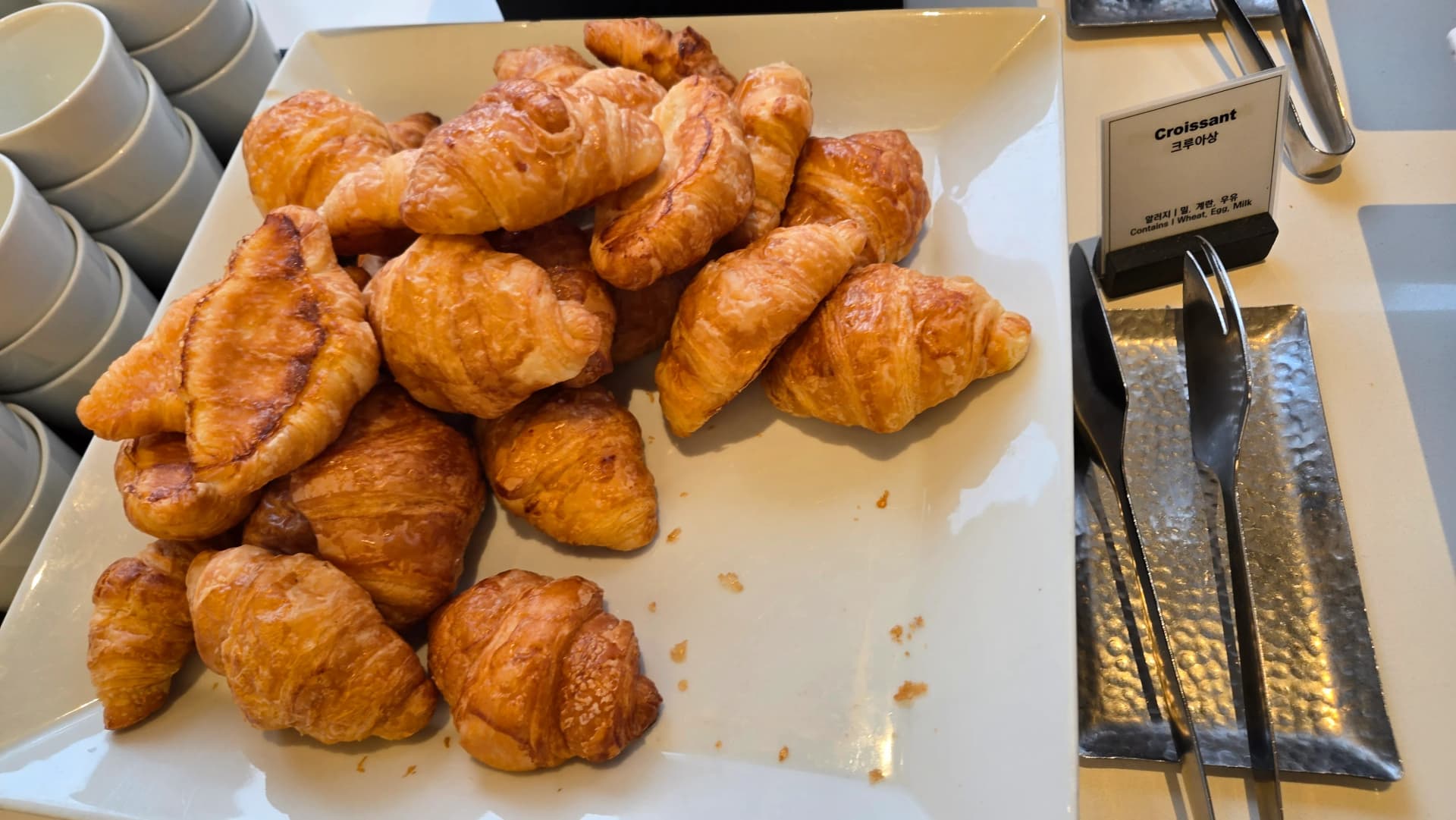 كرواسون صغير في بوفيه الفطور الفندقي بقشرة خفيفة وداخل طري