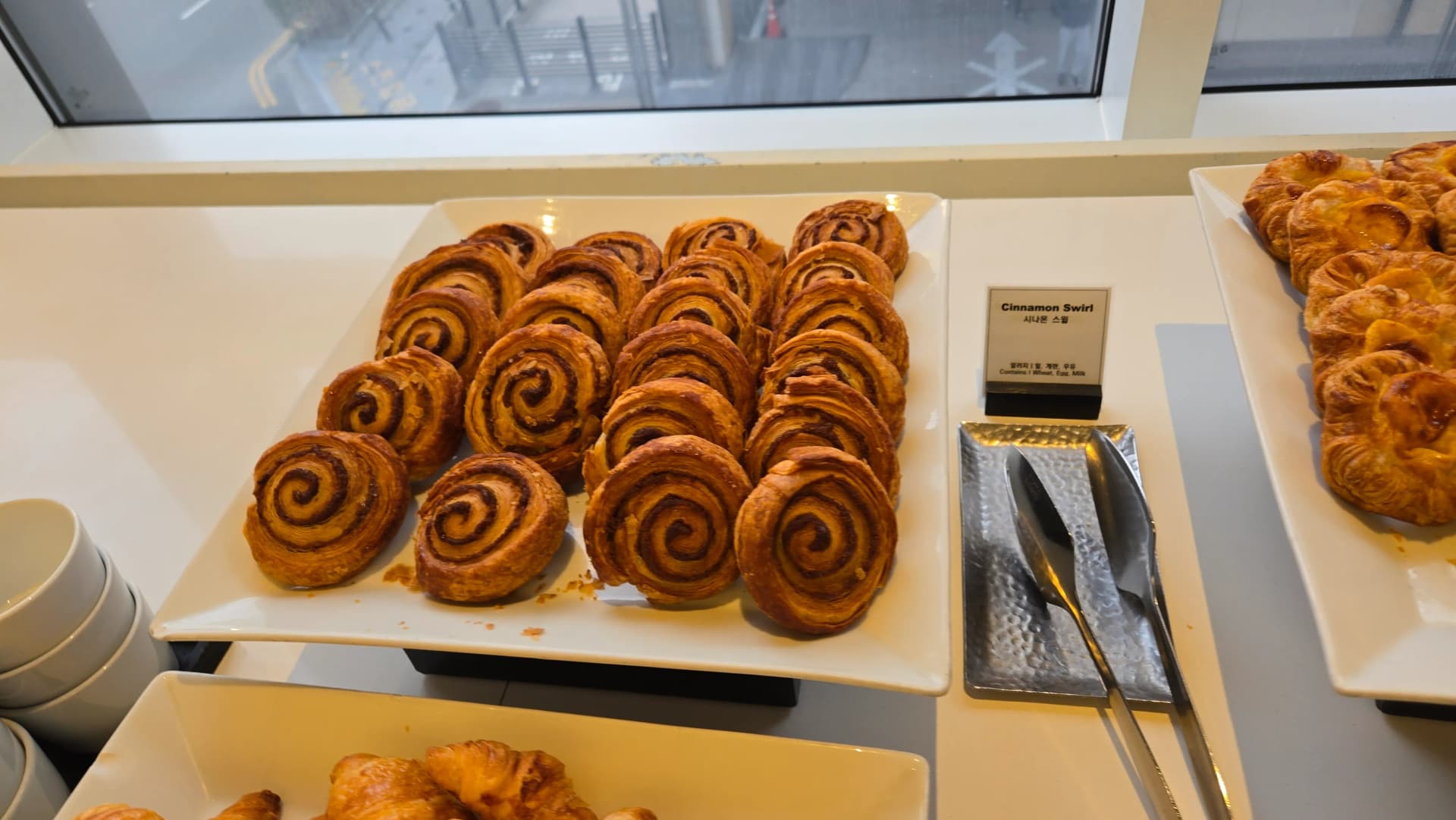 معجنات بالقرفة بشكل دوامة في بوفيه الفطور مع رائحة قرفة واضحة