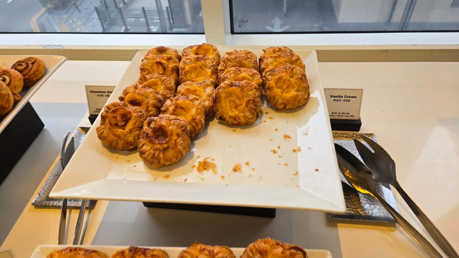 معجنات بكريمة فانيلا في بوفيه الفطور بطبقة كاسترد واضحة