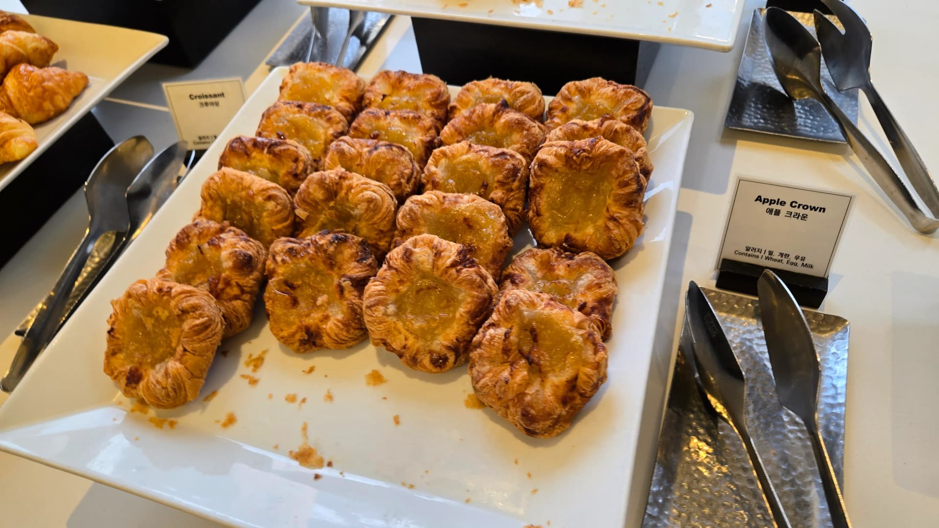 معجنات بحشوة تفاح في بوفيه الفطور بطعم فاكهي ألطف من الفانيلا