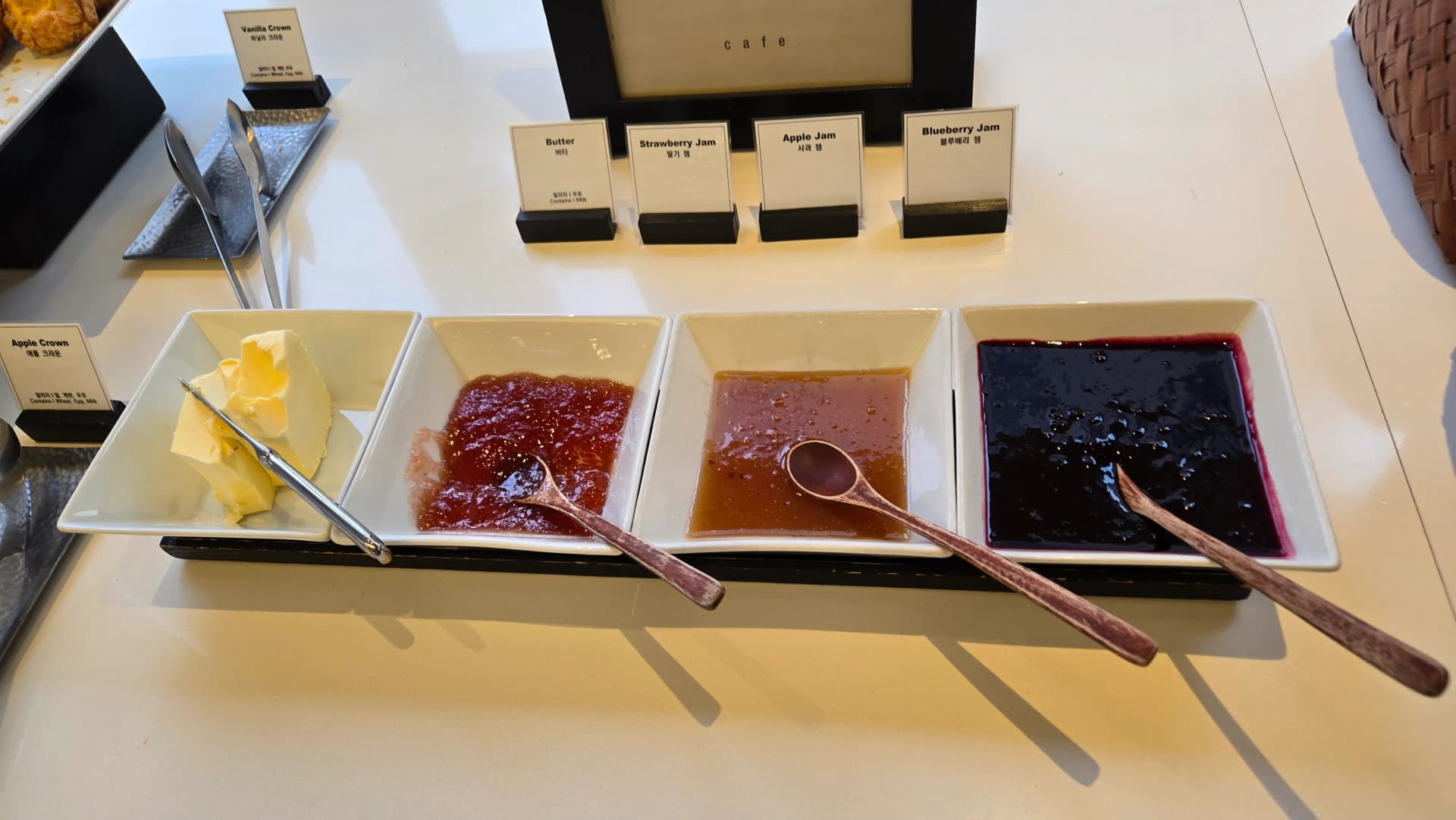 ركن مربى وزبدة في بوفيه الفطور مع أربع نكهات مرتبة على الطاولة