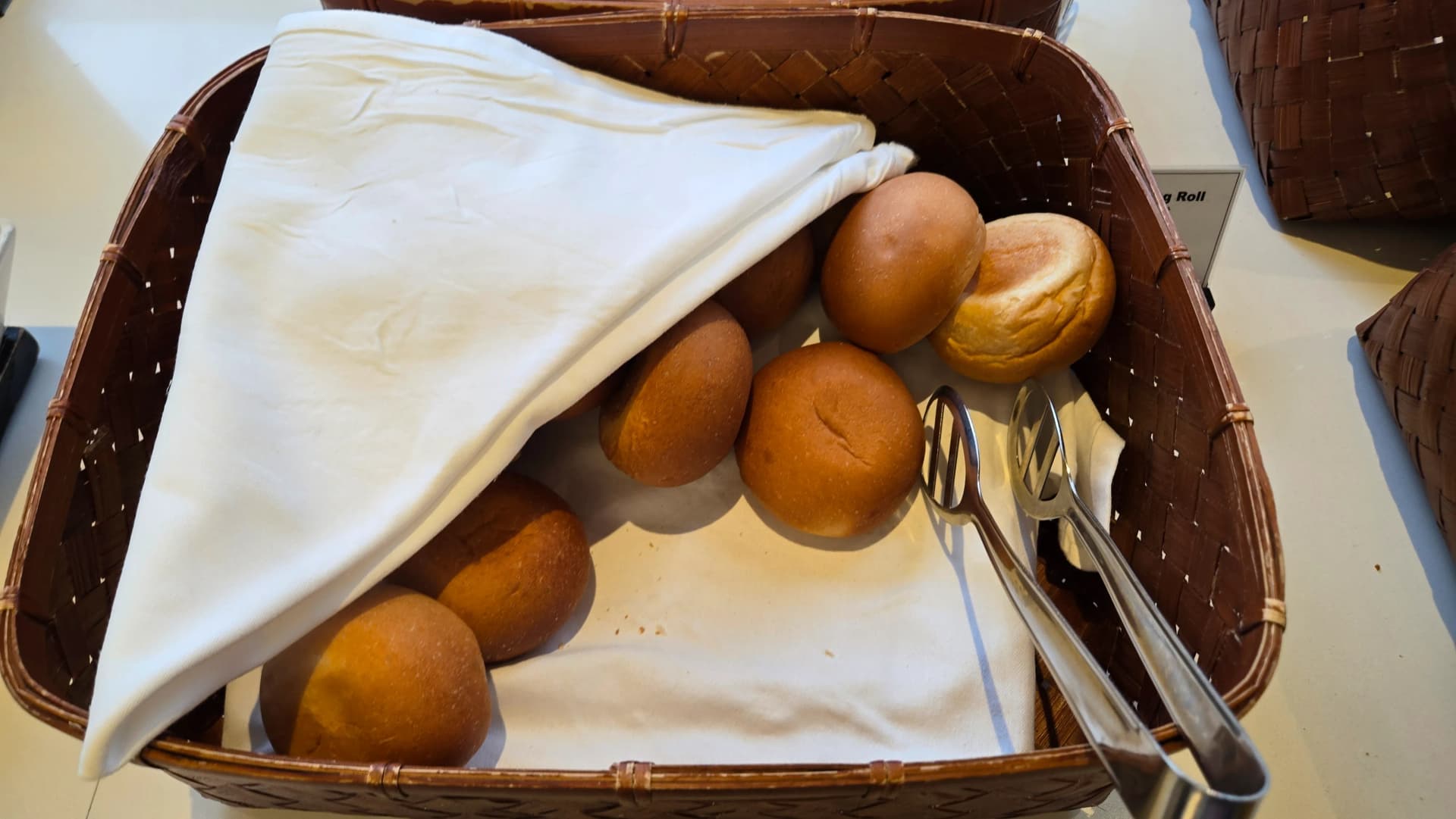 رولات خبز صغيرة ناعمة في بوفيه الفطور بطعم حلو خفيف