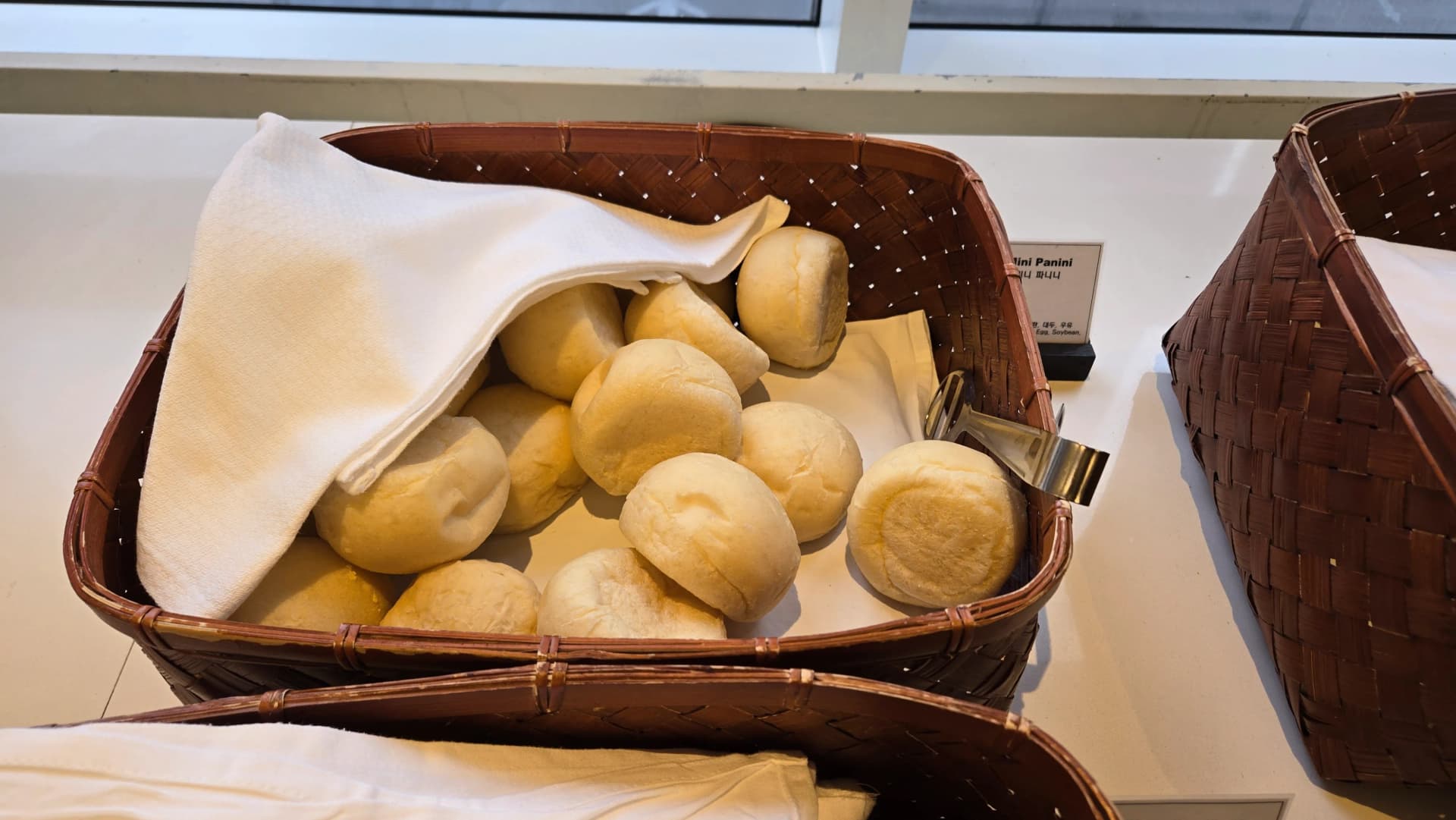 ميني بانيني مغطى بقماش أبيض ليبقى دافئاً في بوفيه الفطور