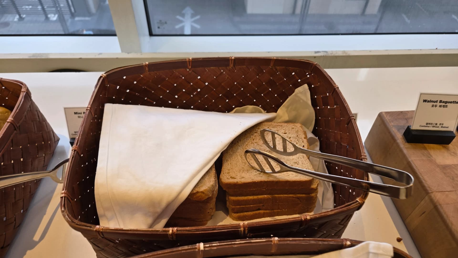 شرائح خبز أسمر مع محمصة في بوفيه الفطور لتحضير توست حسب الرغبة