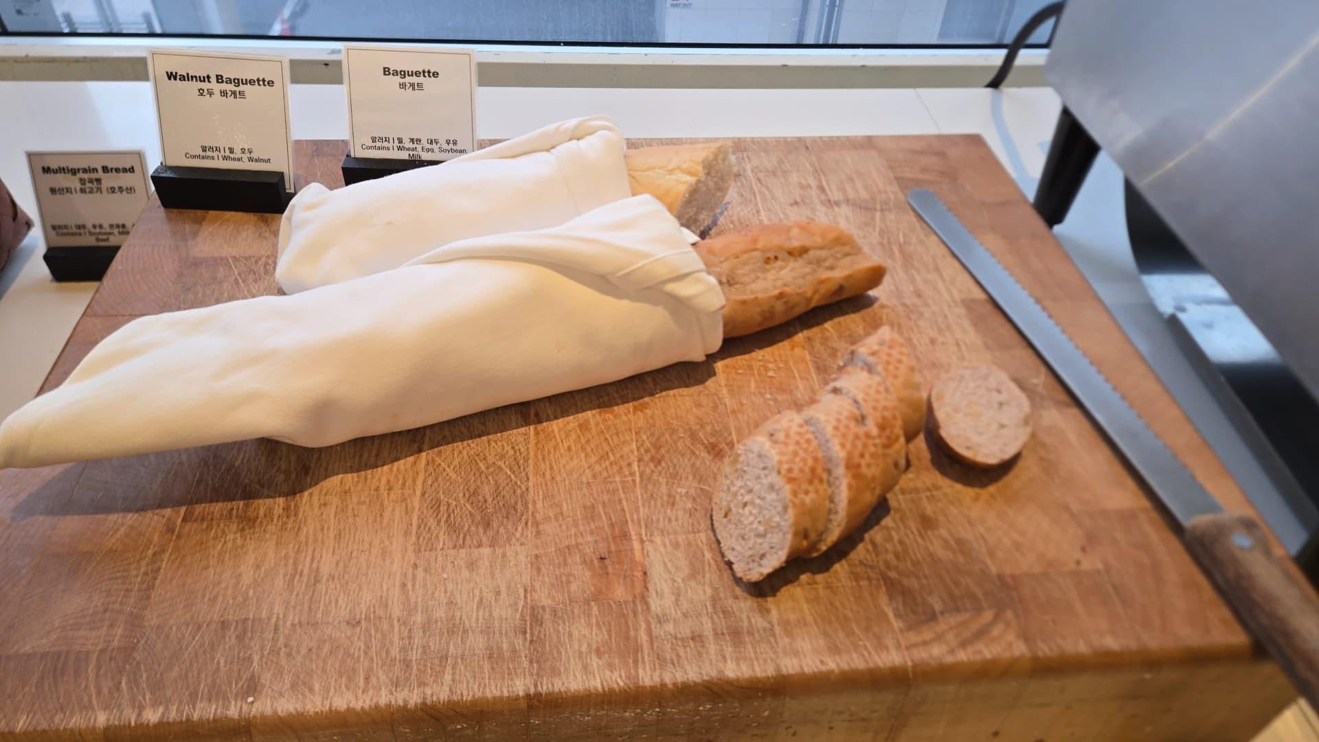 باغيت عادي وباغيت بالجوز في بوفيه الفطور مع طريقة تقطيع مباشرة على اللوح