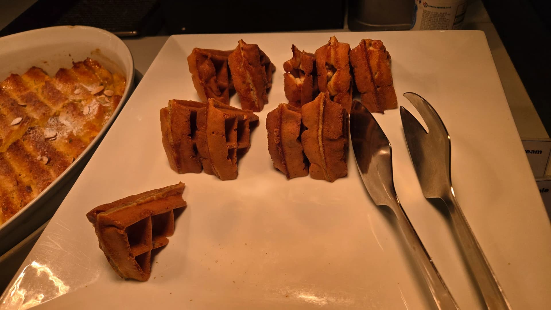 وافل صغير مطوي في بوفيه الفطور بقشرة خفيفة وداخل طري