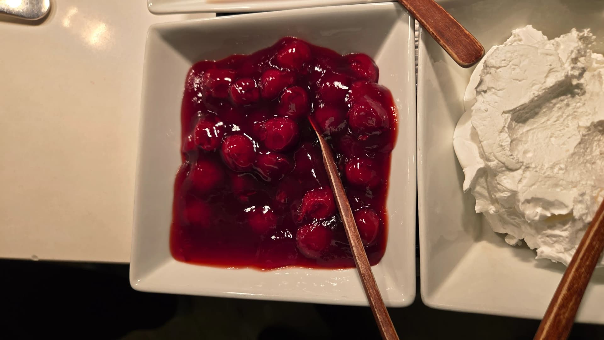 صلصة كرز حلوة للوافل في بوفيه الفطور مع لون لامع واضح