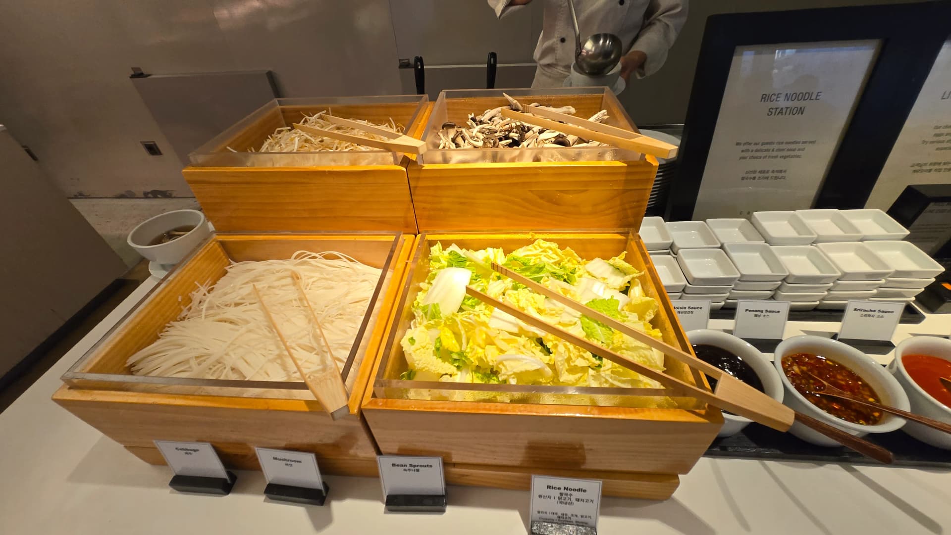 ركن نودلز أرز في بوفيه الفطور مع اختيار المكونات والتحضير الفوري