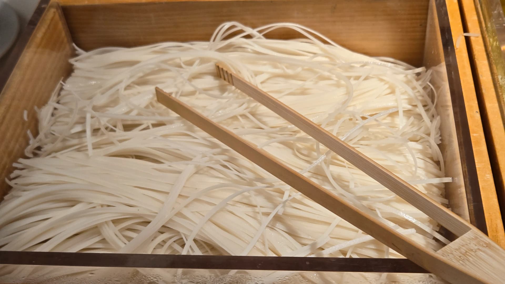 شرائح نودلز أرز عريضة في بوفيه الفطور تشبه نودلز الفو