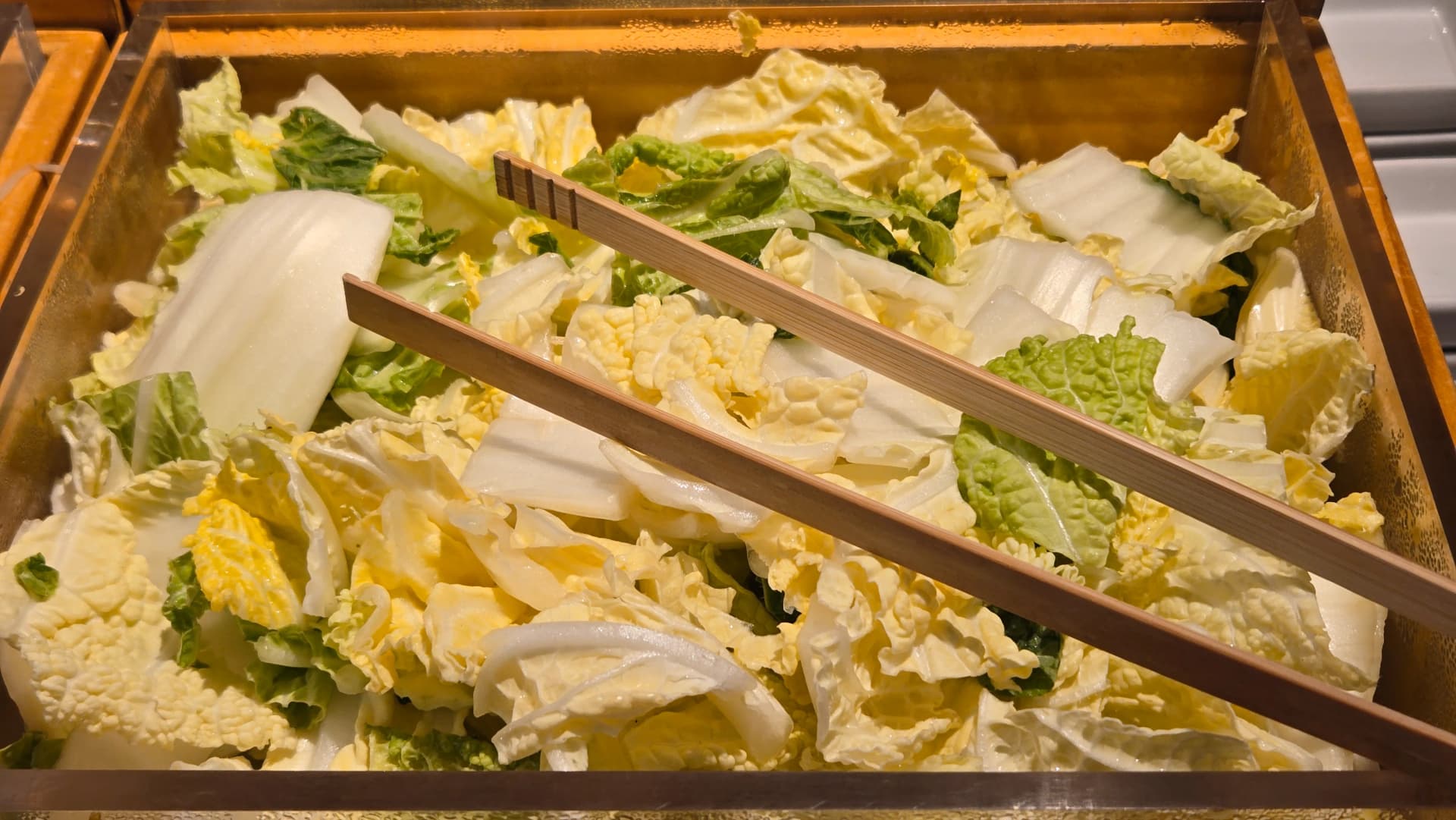 ملفوف أبيض لركن نودلز الأرز يضيف حلاوة خفيفة إلى المرق