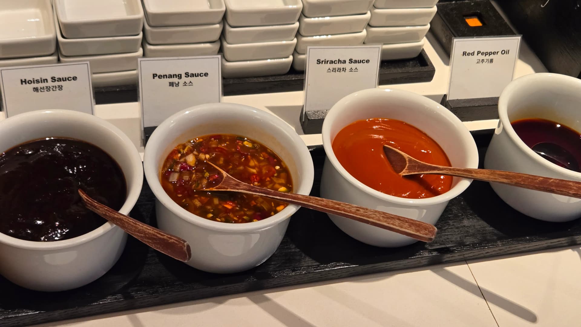 أربع صلصات لركن نودلز الأرز في بوفيه الفطور مع نكهات حارة وغنية