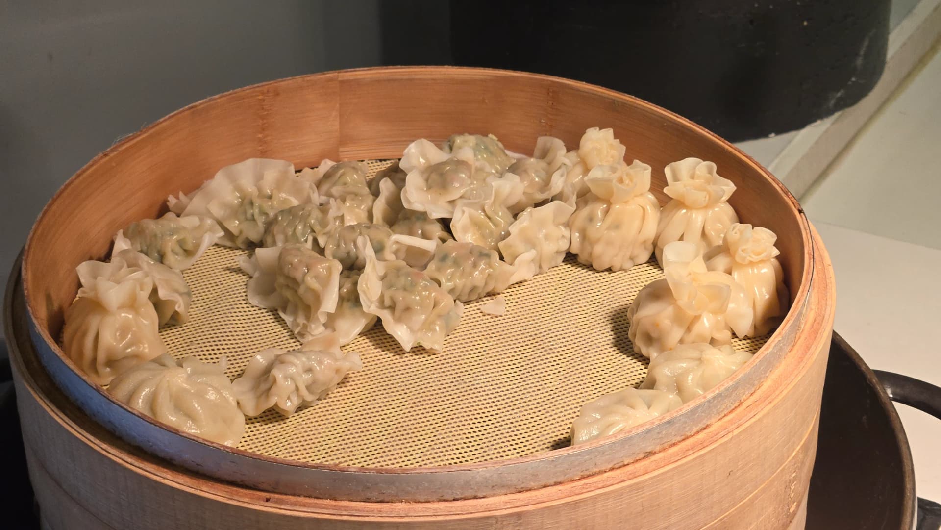 دمبلنغ كوري مطهو على البخار داخل سلة خيزران في بوفيه الفطور