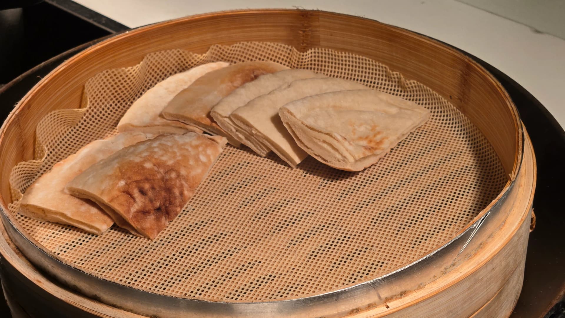 خبز نان في بوفيه الفطور الفندقي وهو من الأصناف الشعبية السريعة النفاد