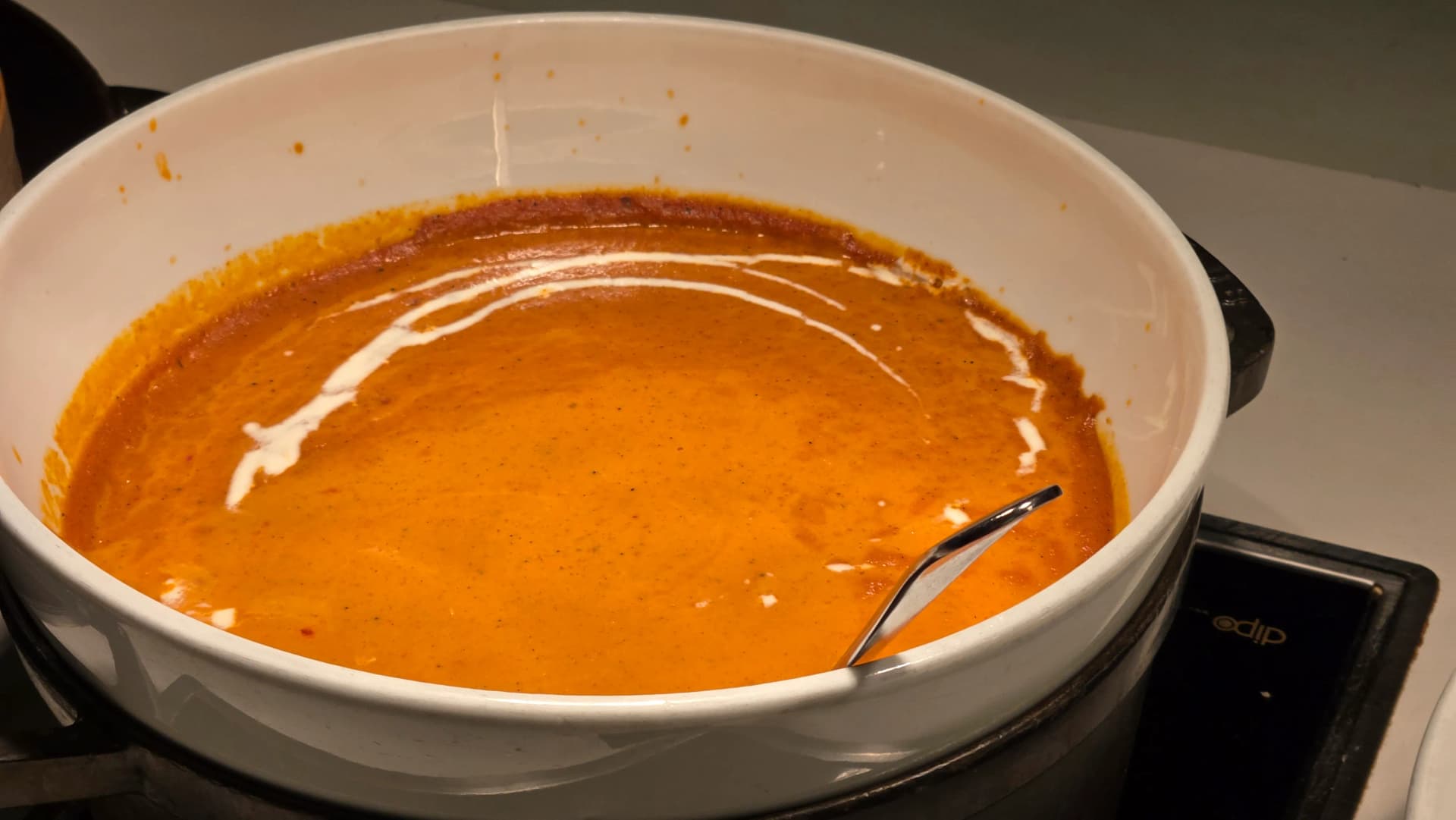 كاري كريمي برتقالي يقدم مع خبز النان في بوفيه الفطور بطعم ناعم