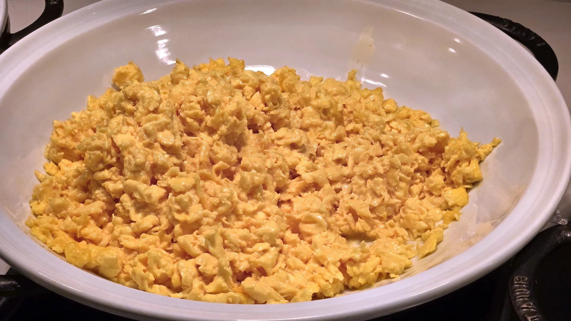 بيض مخفوق في بوفيه الفطور بقوام جاف قليلاً مقارنة بالمعتاد