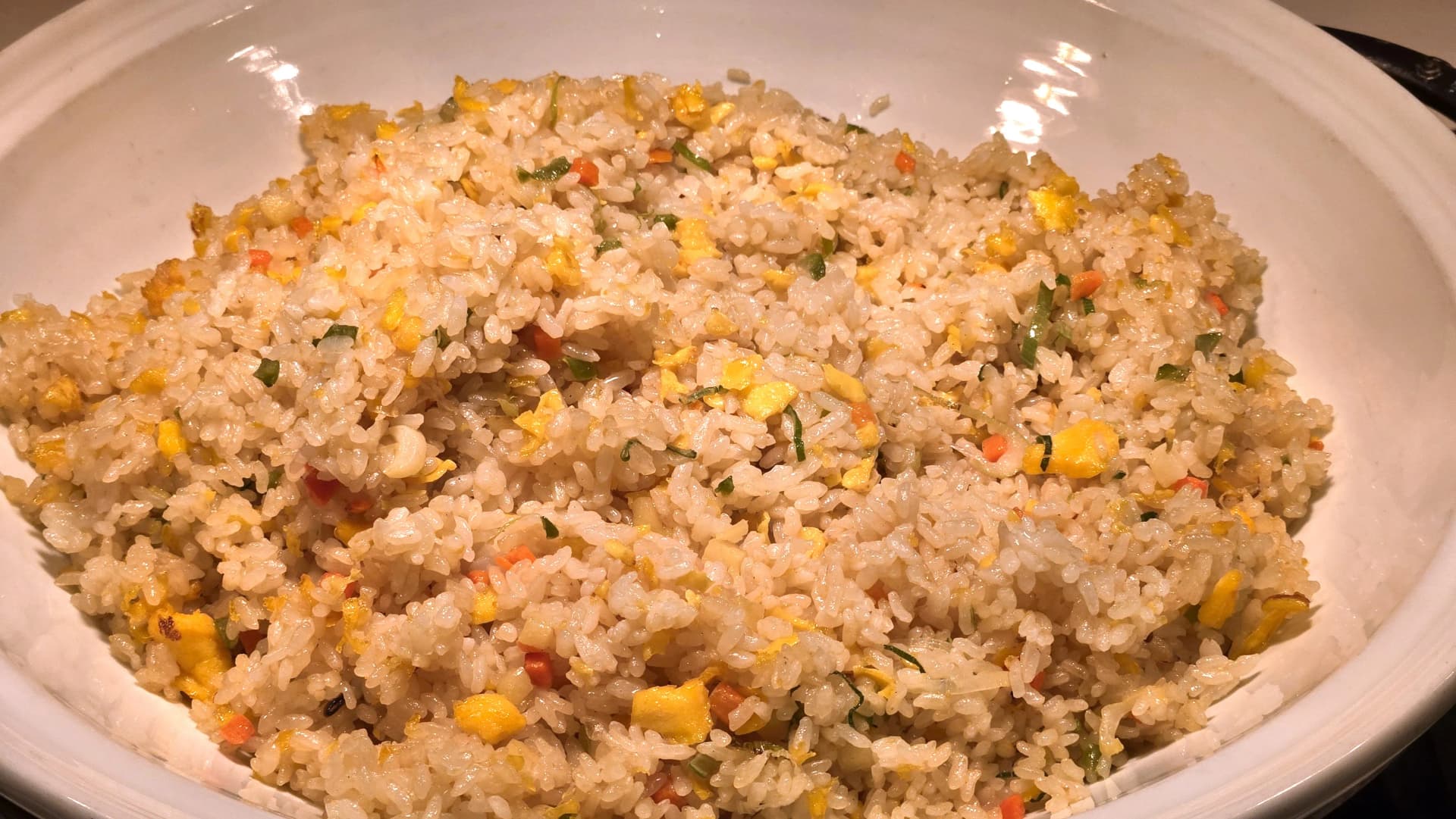 أرز مقلي كوري في بوفيه الفطور مع بيض وخضار بطعم بسيط