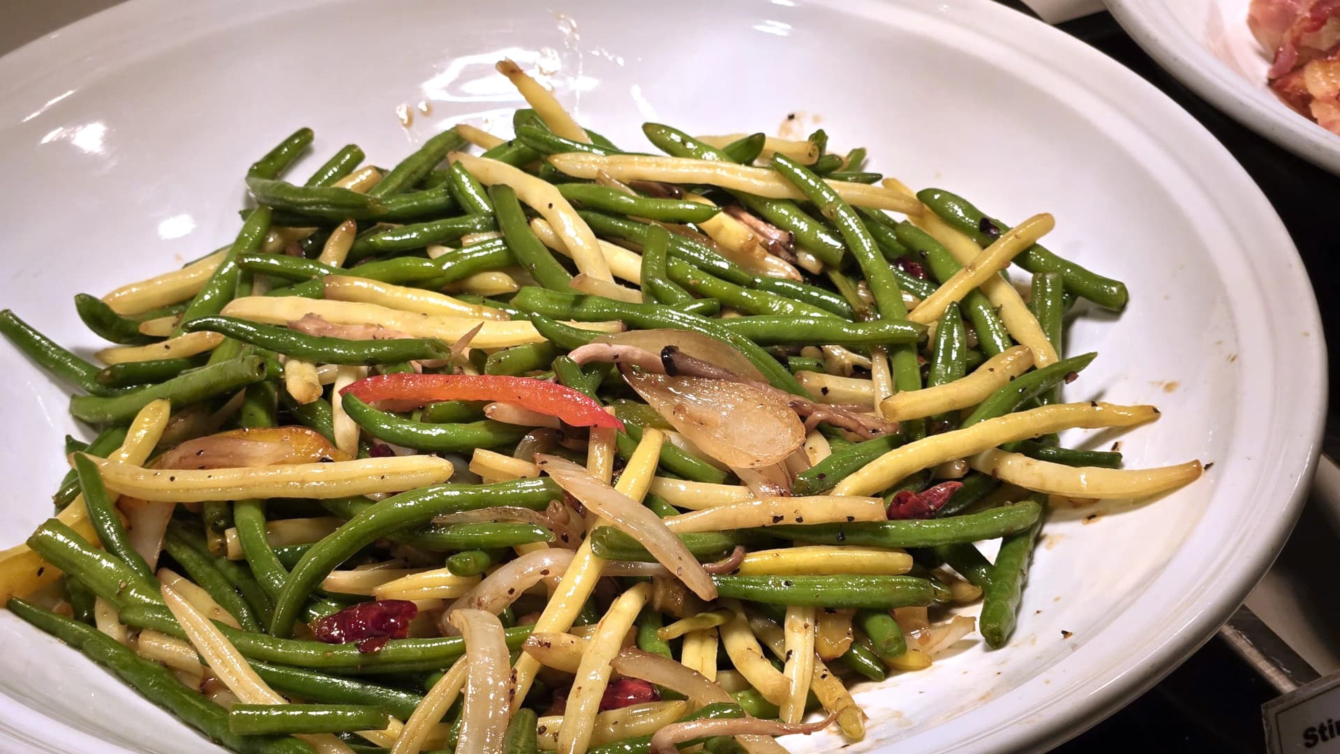 خضار مقلية بزيت الزيتون في بوفيه الفطور مع فاصوليا وفطر وفلفل ملون