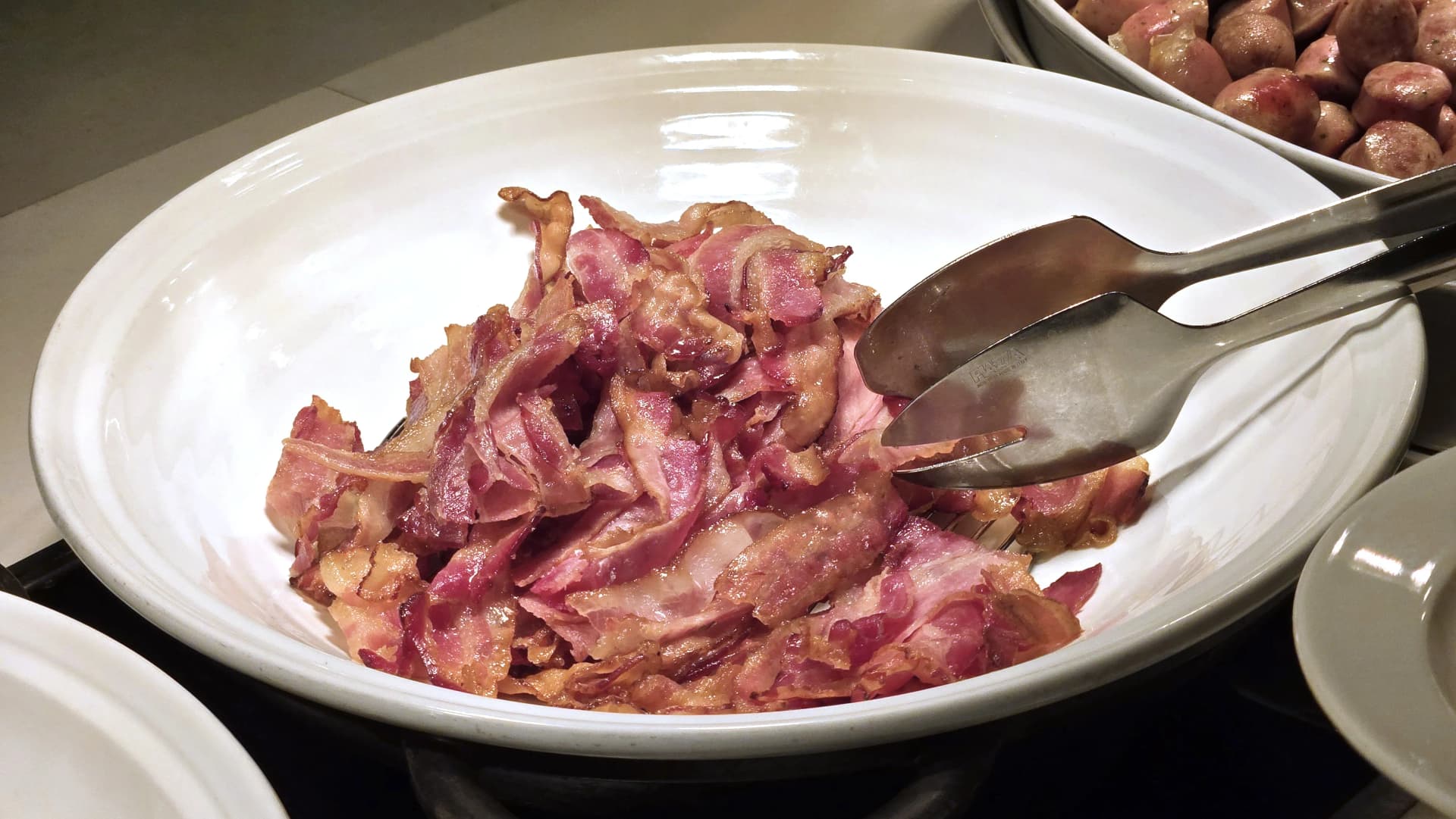 بيكون رطب نسبياً في بوفيه الفطور بطعم مالح متوازن مع الخبز