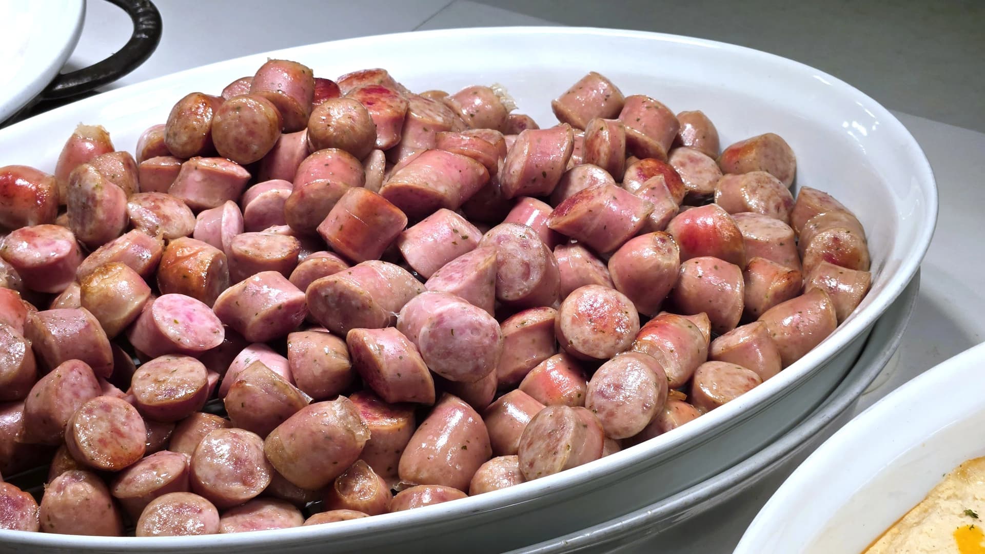 سجق بالأعشاب في بوفيه الفطور مع آثار شوي ونكهة أقوى من السجق العادي