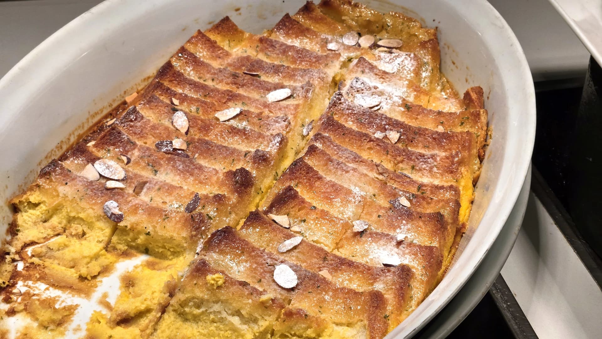 توست فرنسي بالثوم مع كريمة كاسترد وشرائح لوز في بوفيه الفطور