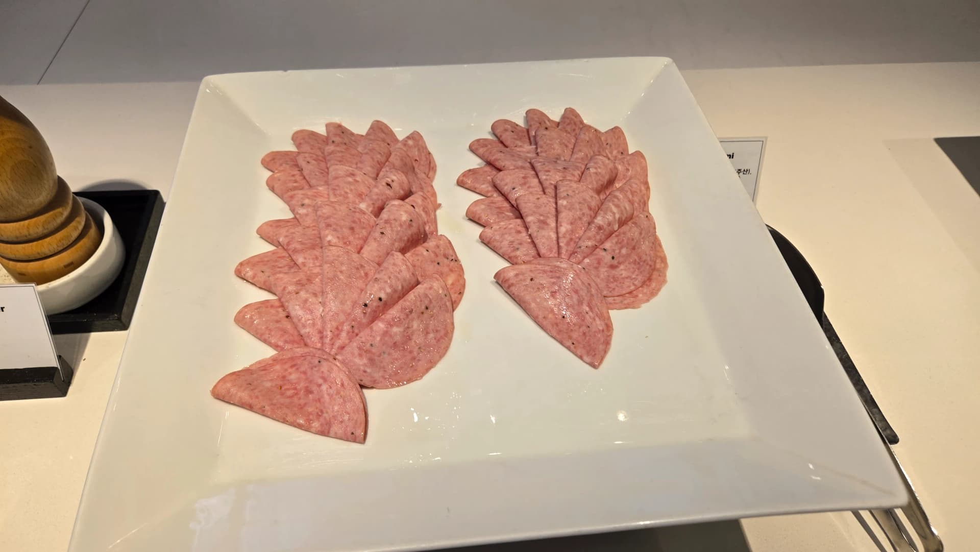 شرائح سلامي إيطالية في بوفيه الفطور مع حبات فلفل ظاهرة داخلها