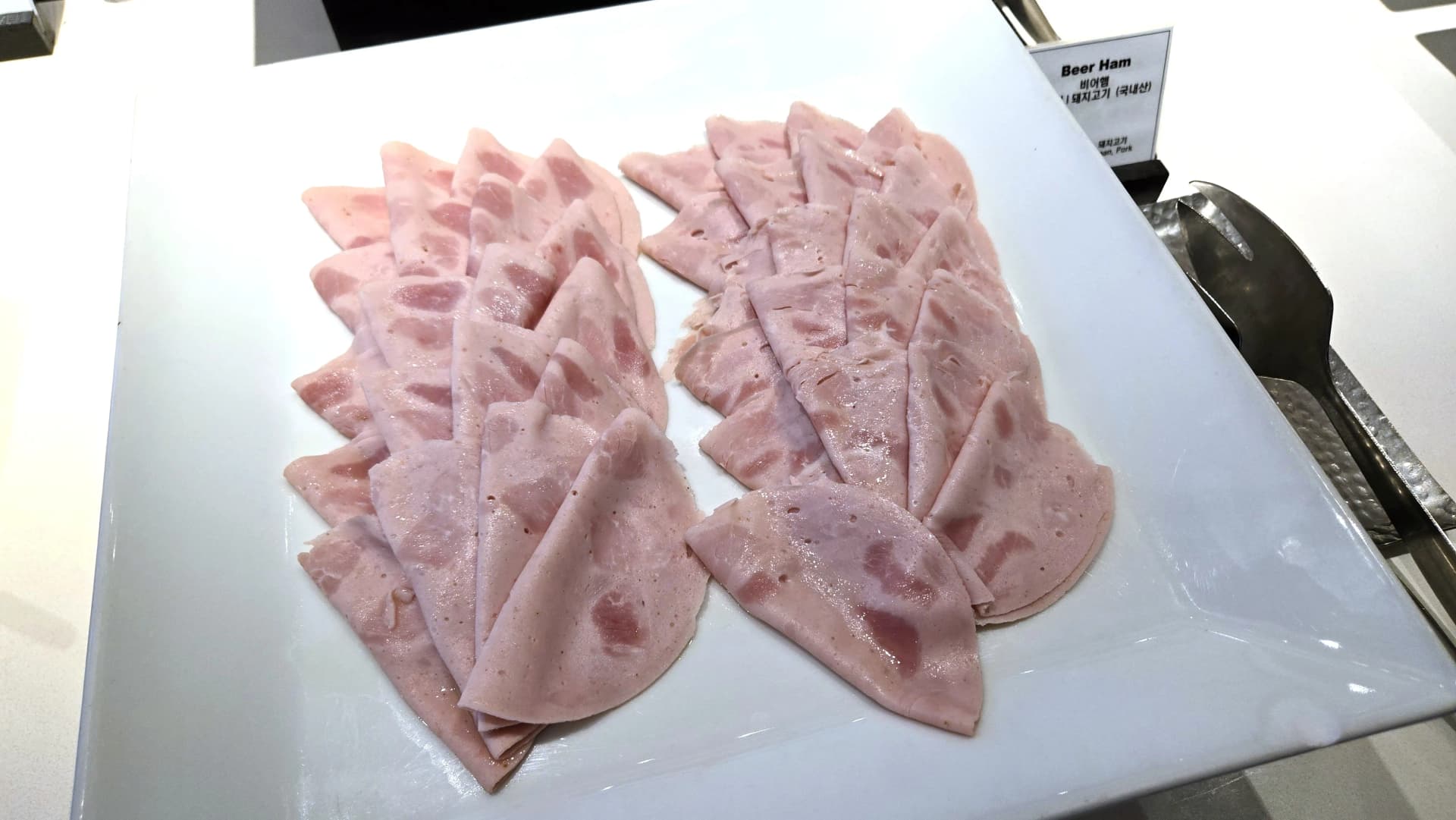 شرائح لحم بيرة باردة في بوفيه الفطور بلون وردي خفيف وقوام واضح