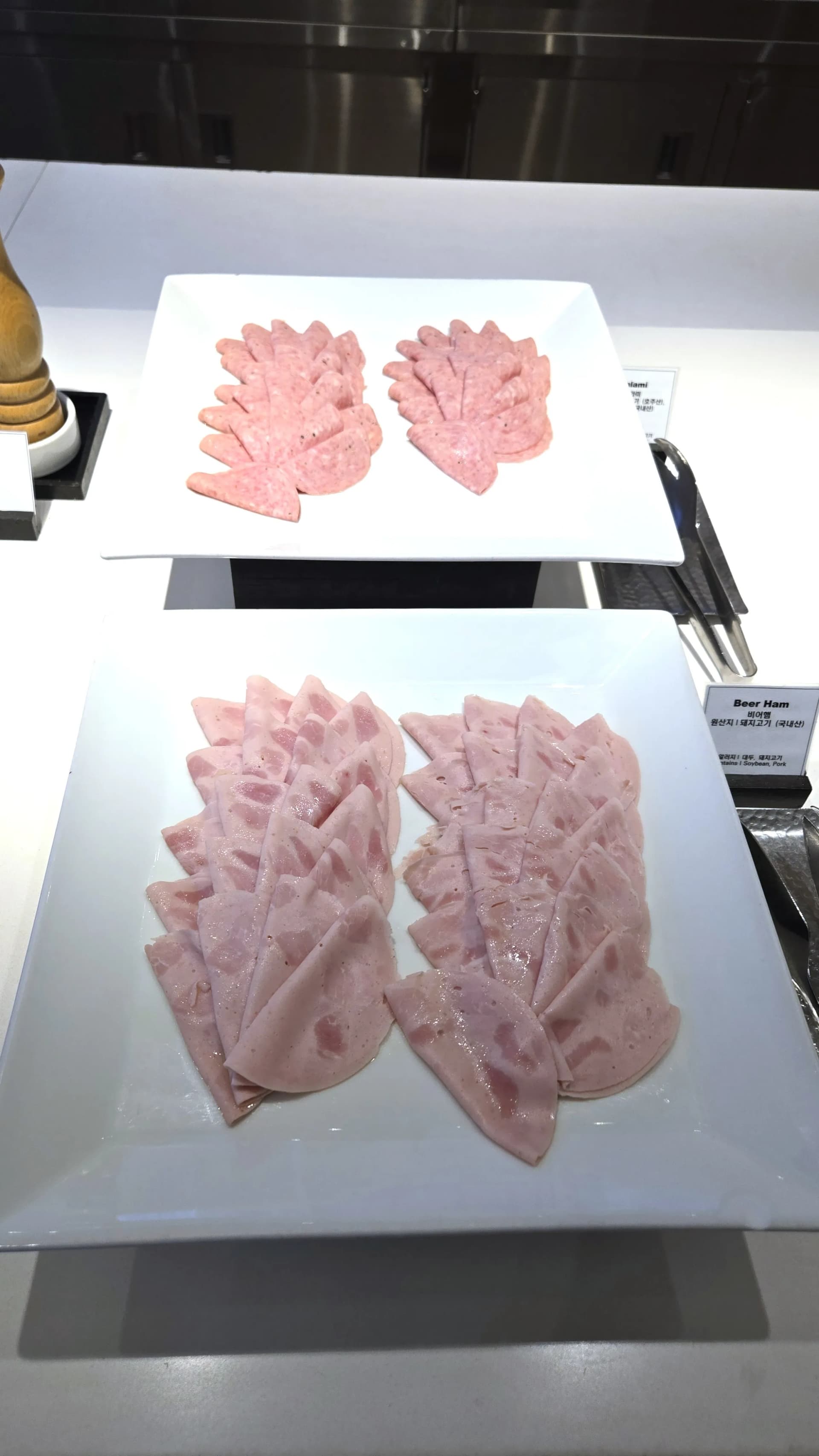 عرض كامل للسلامي ولحم البيرة في بوفيه الفطور بتقديم مرتب يشبه الزهرة