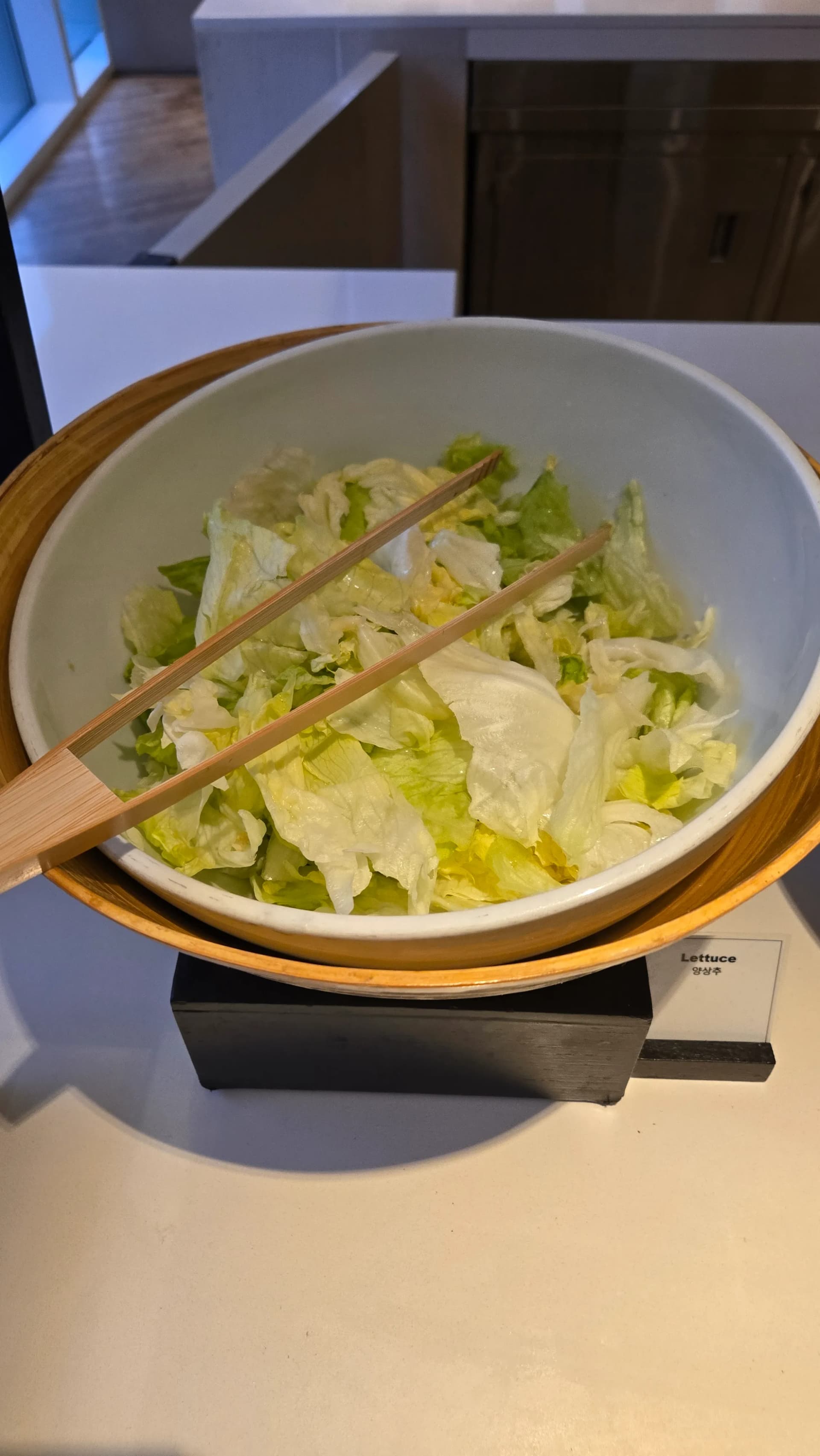 خس مقطع في بوفيه الفطور بحالة طازجة لكنه محدود التنوع