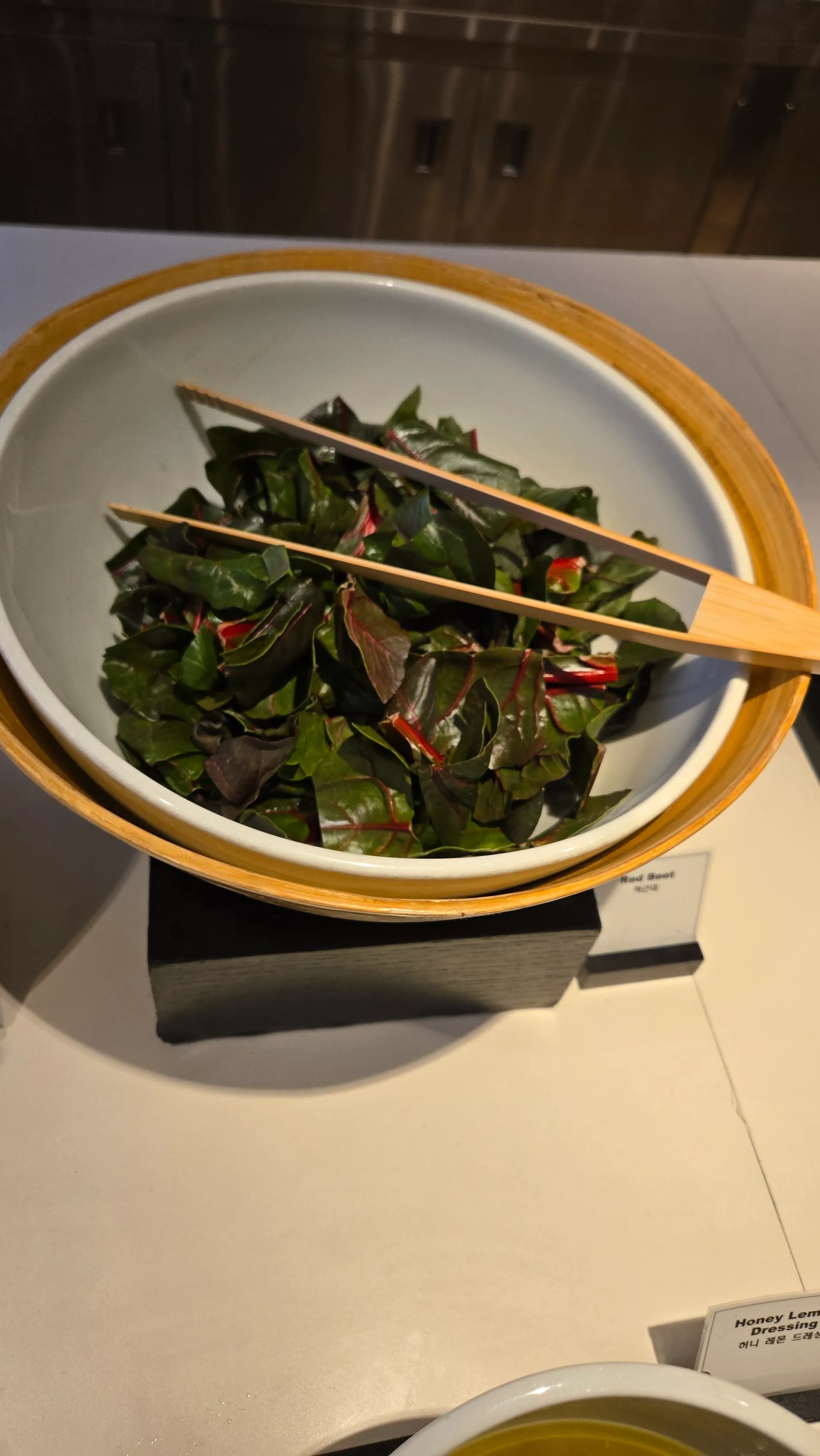 أوراق شمندر حمراء في بوفيه الفطور بلون أرجواني لافت وطعم أخف مع البلسميك