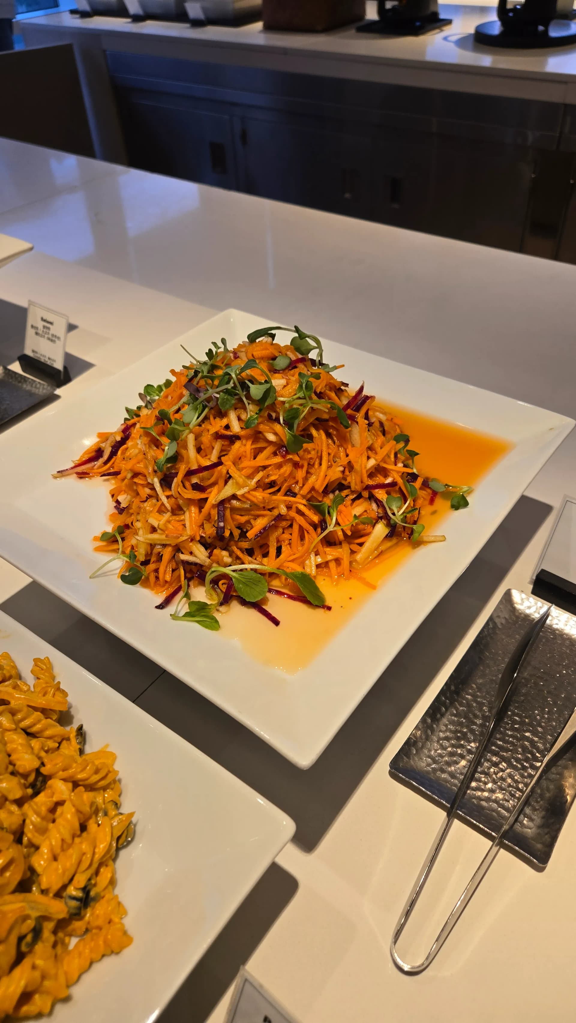 سلطة جزر مبشور في بوفيه الفطور بطعم حلو حامض مع براعم صغيرة فوقها