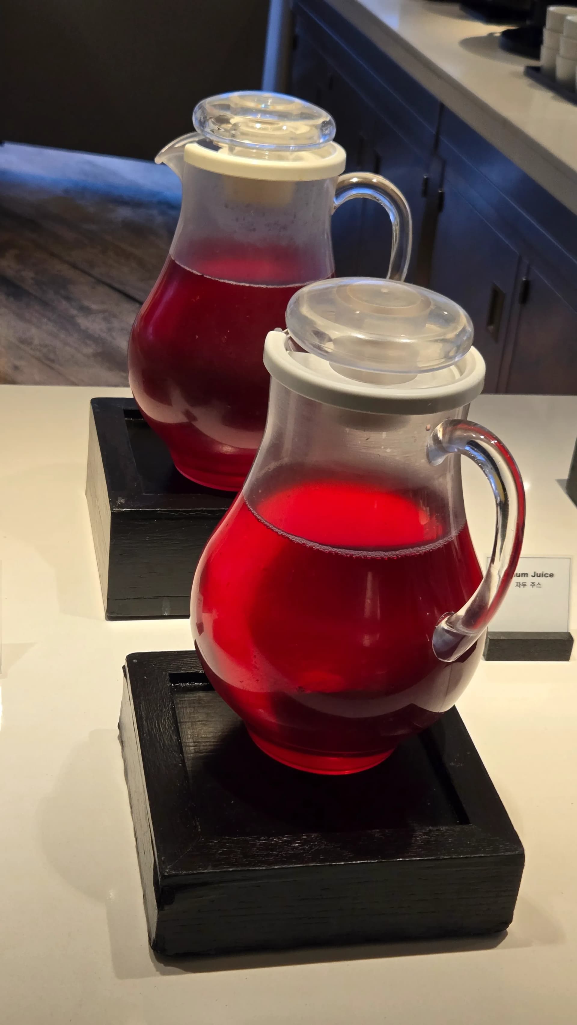 عصير برقوق في بوفيه الفطور بلون أحمر ياقوتي وطعم حامض منعش