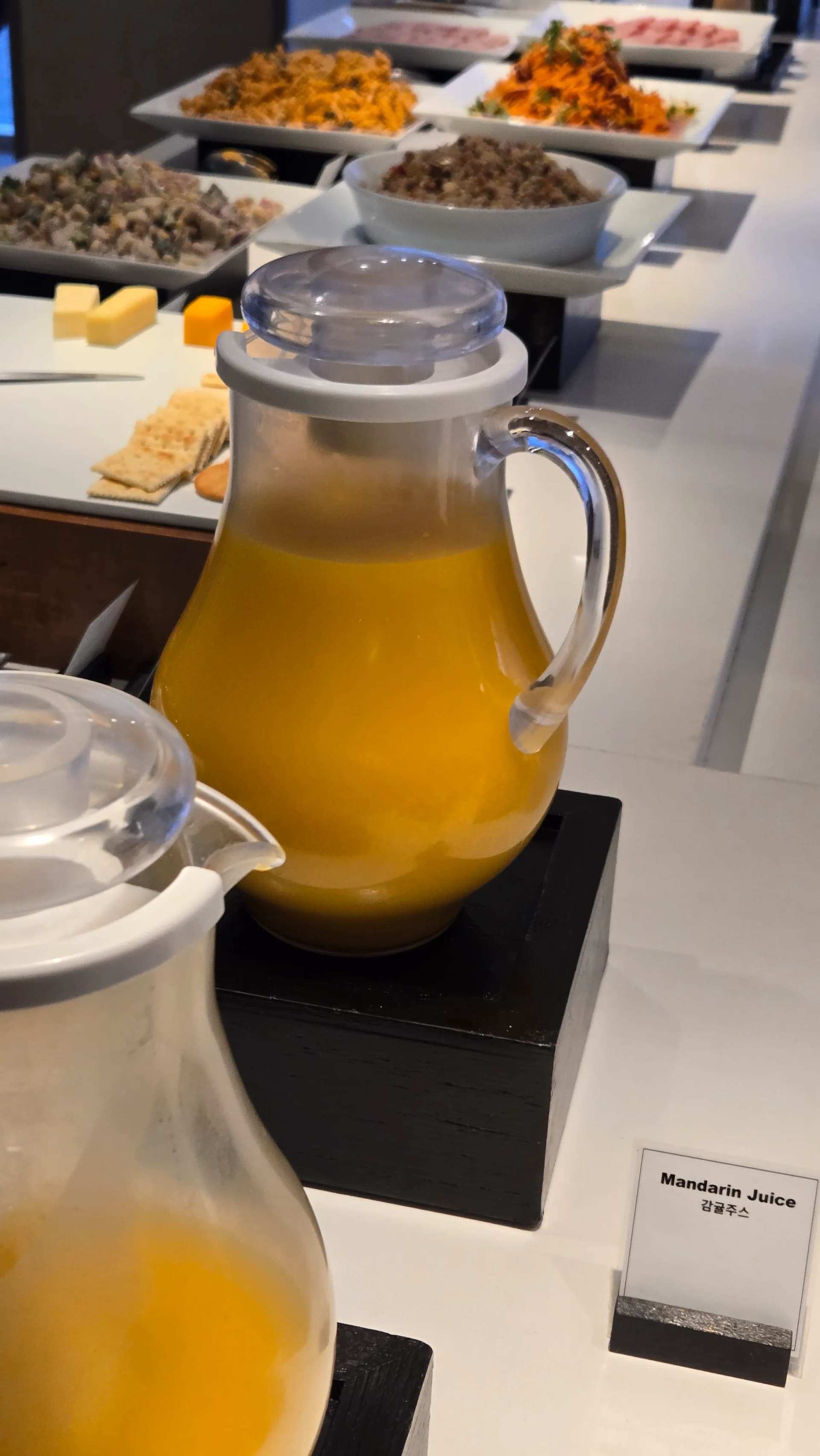 عصير يوسفي كوري في بوفيه الفطور بحلاوة أوضح من عصير البرتقال المعتاد