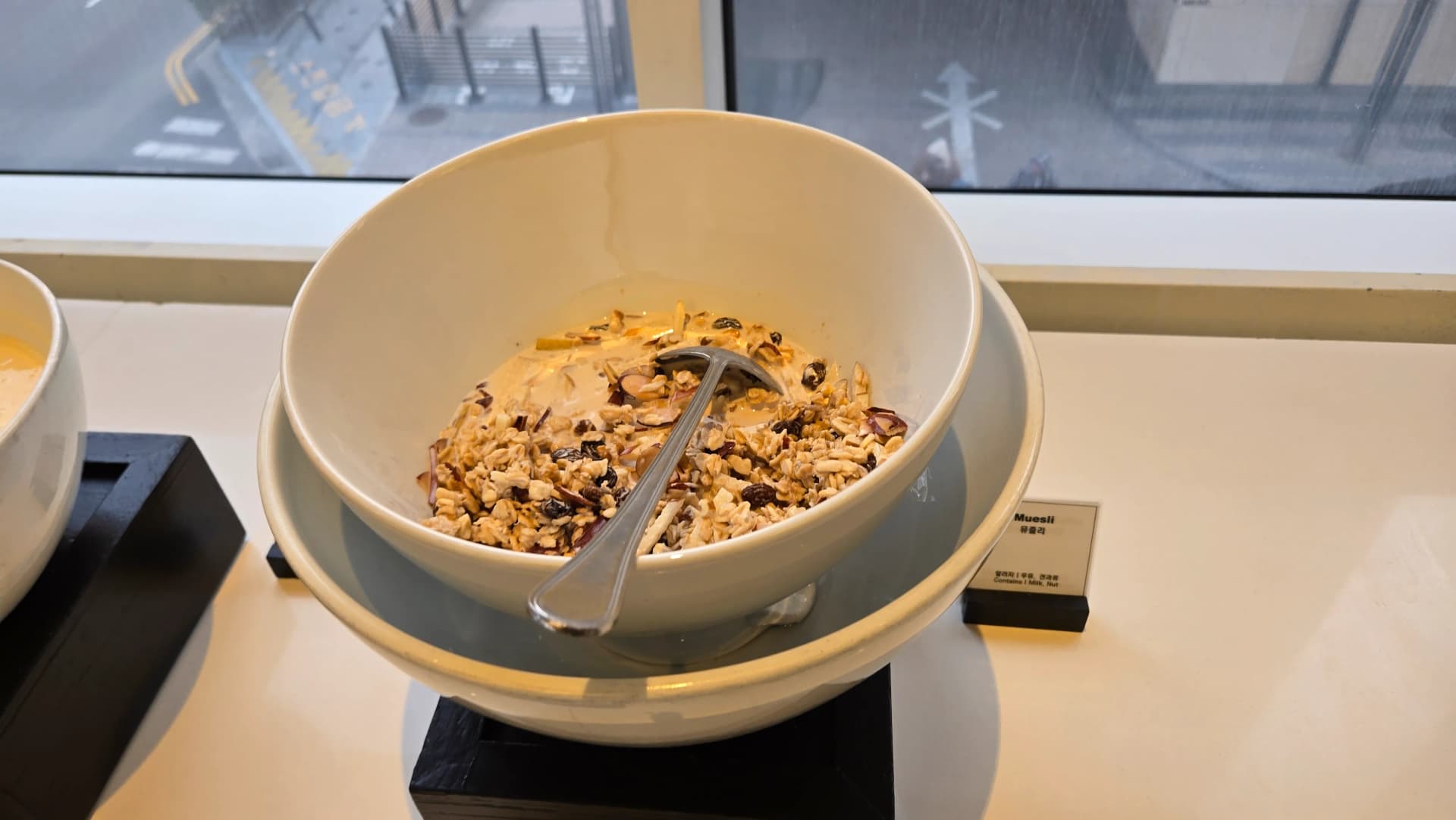 ميوسلي صحي في بوفيه الفطور مع شوفان وزبيب وبذور يقطين وشرائح لوز