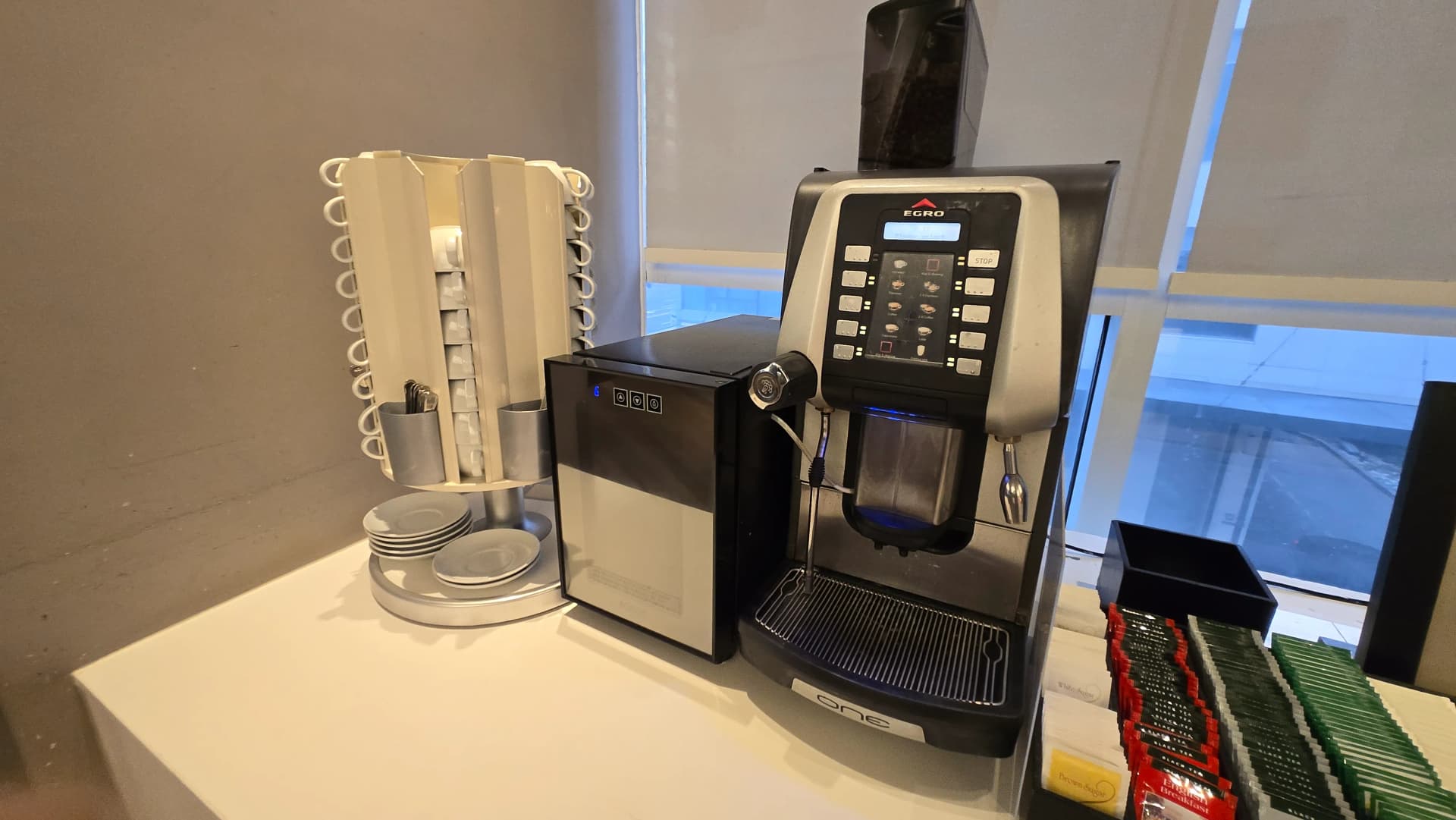 آلة قهوة أوتوماتيكية في بوفيه الفطور تقدم إسبرسو وأمريكانو ولاتيه