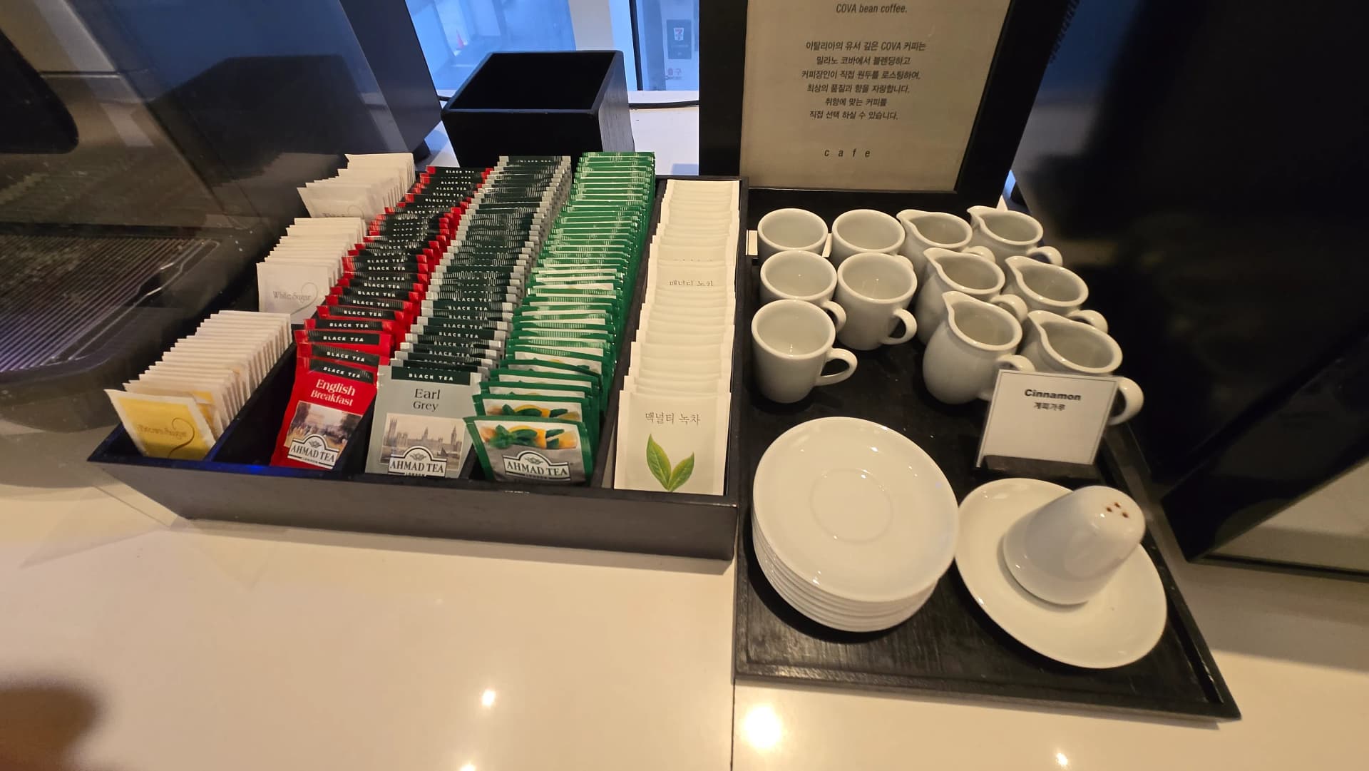 ركن شاي في بوفيه الفطور مع شاي أحمد وقرفة وشاي حنطة سوداء