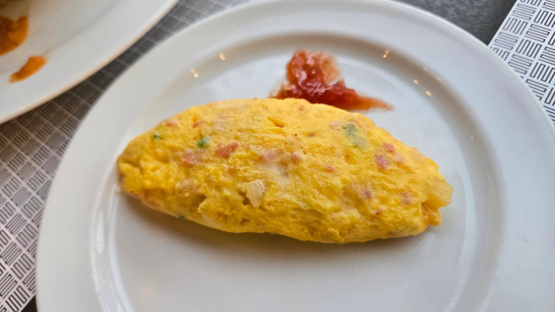 أومليت طازج يحضره الموظف مباشرة أمام الضيف في بوفيه الفطور