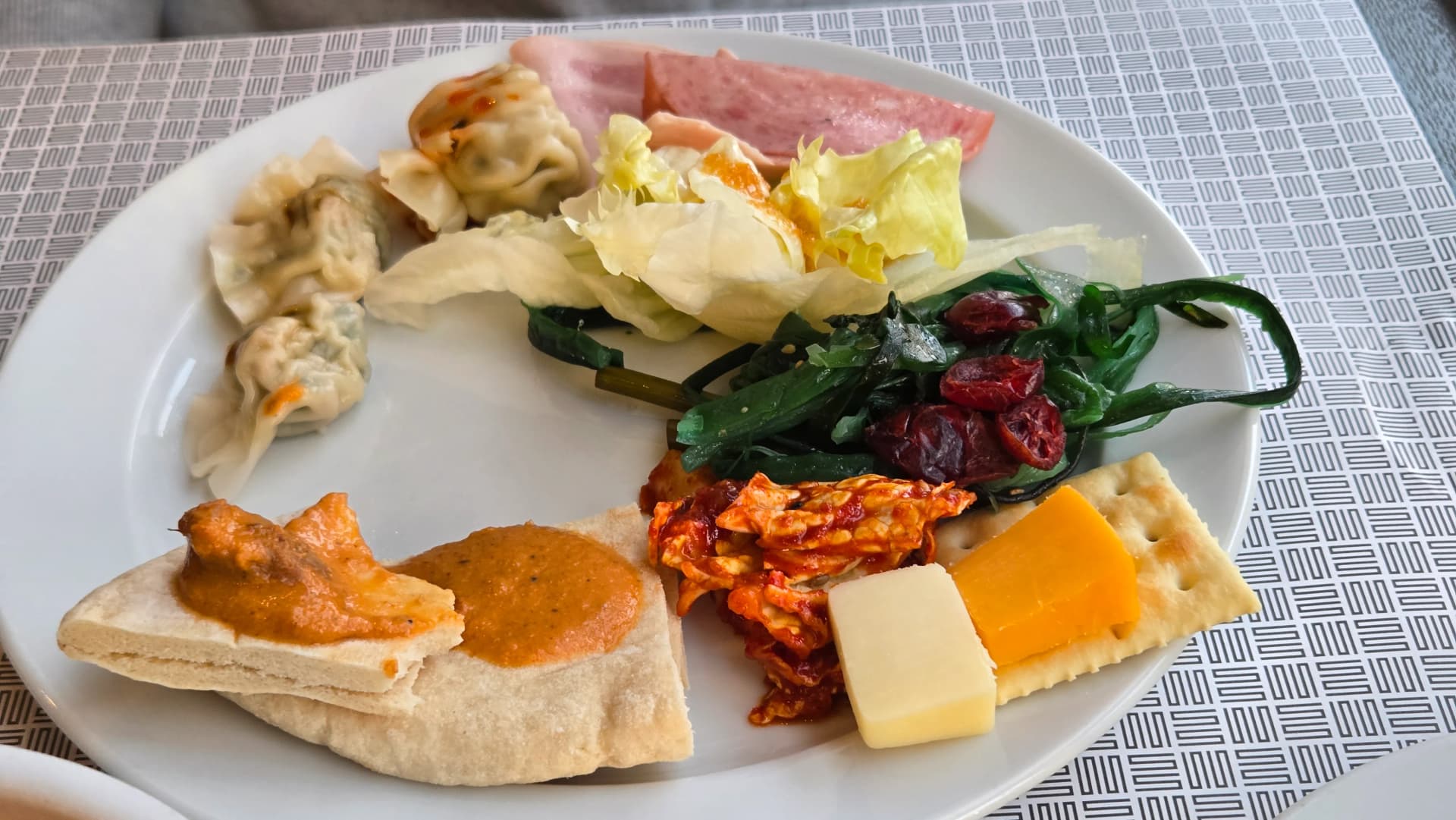 الطبق الثاني في بوفيه الفطور يجمع بين دمبلنغ وسلامي ونان وكاري وأطباق جانبية كورية