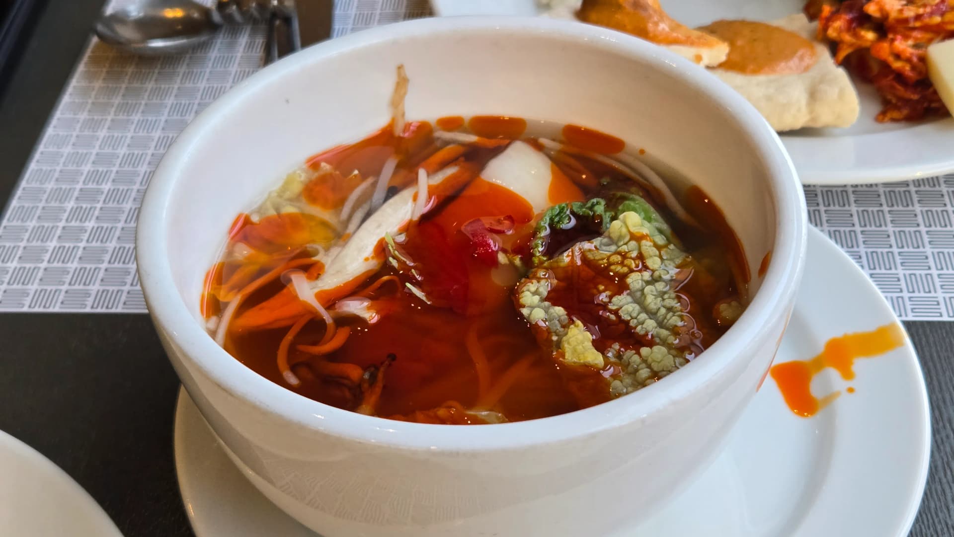 وعاء نودلز أرز جاهز في بوفيه الفطور مع ملفوف وبراعم فاصوليا وفطر وصلصة حارة