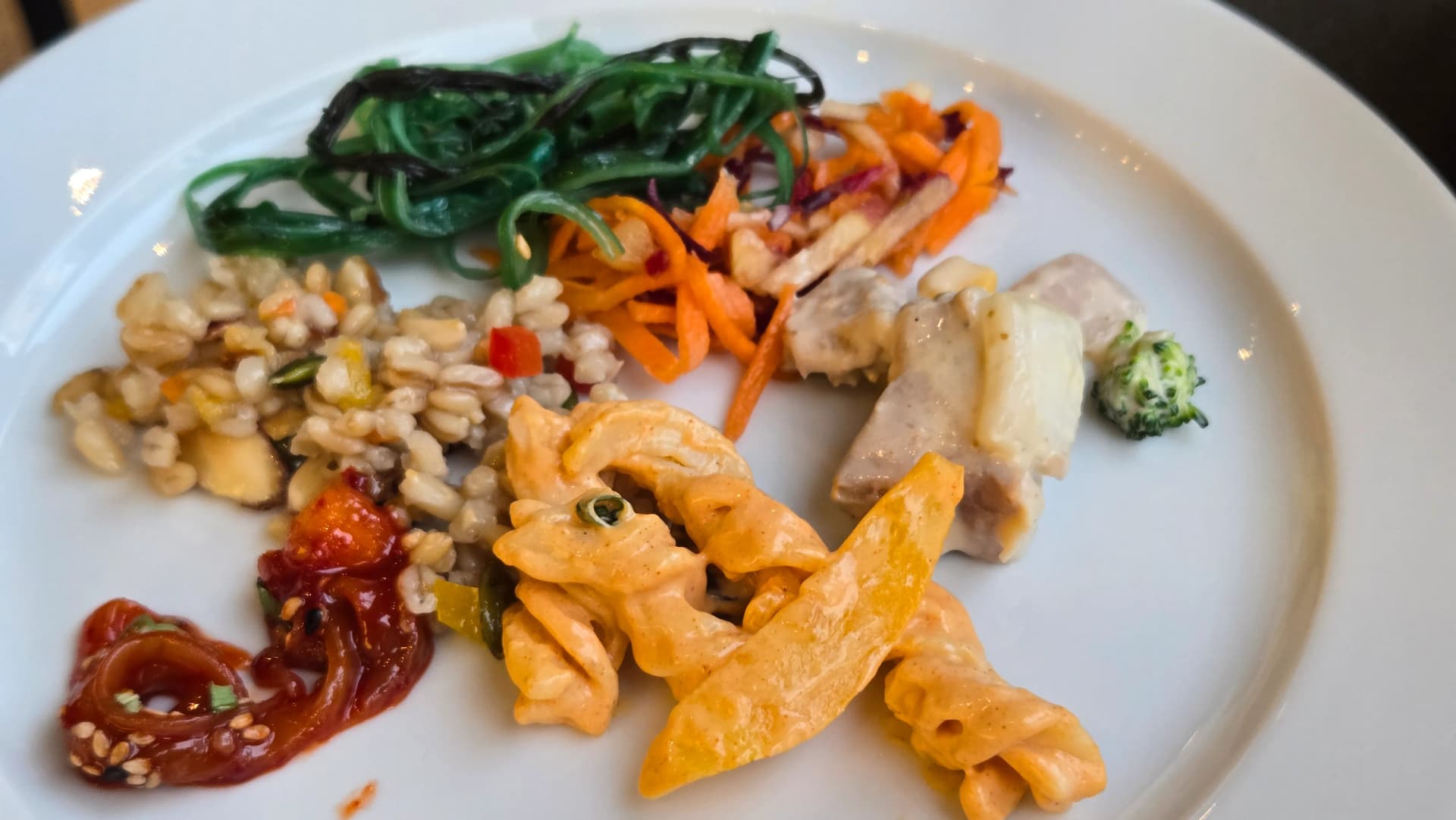 الطبق الثالث في بوفيه الفطور مع سبانخ وسلطات متنوعة وقليل من الحبار المتخمر