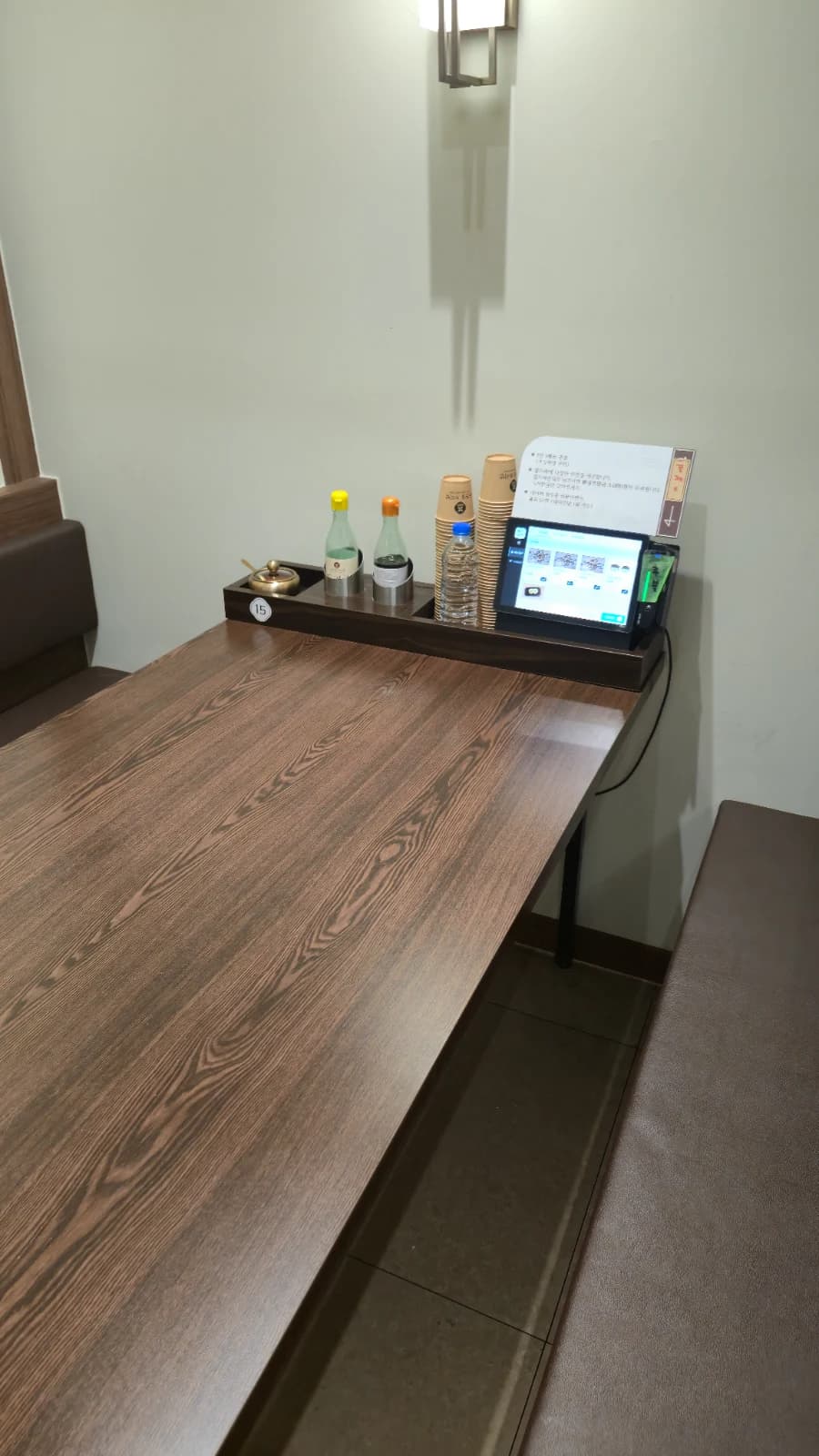 송은정 보리밥 내부 4인 좌석 테이블 태블릿 주문기