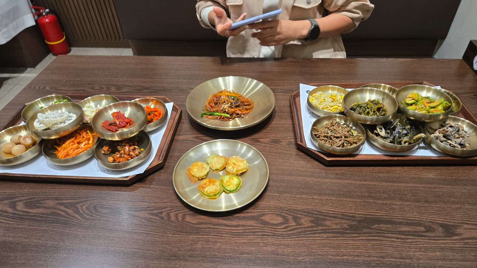 송은정 보리밥 주문 직후 놋쟁반에 담긴 반찬 세트