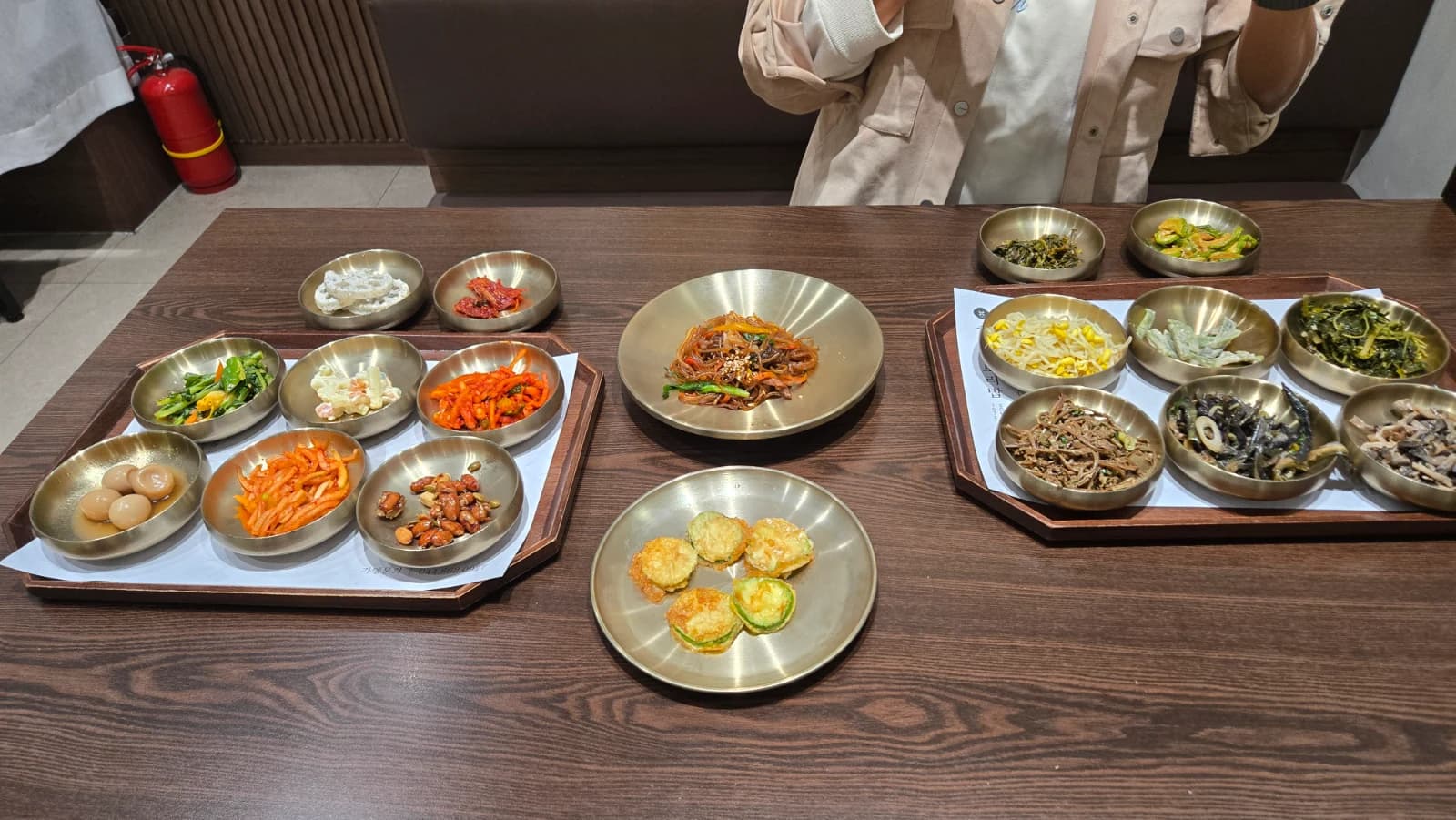 송은정 보리밥 반찬 전체 펼친 모습 테이블 가득