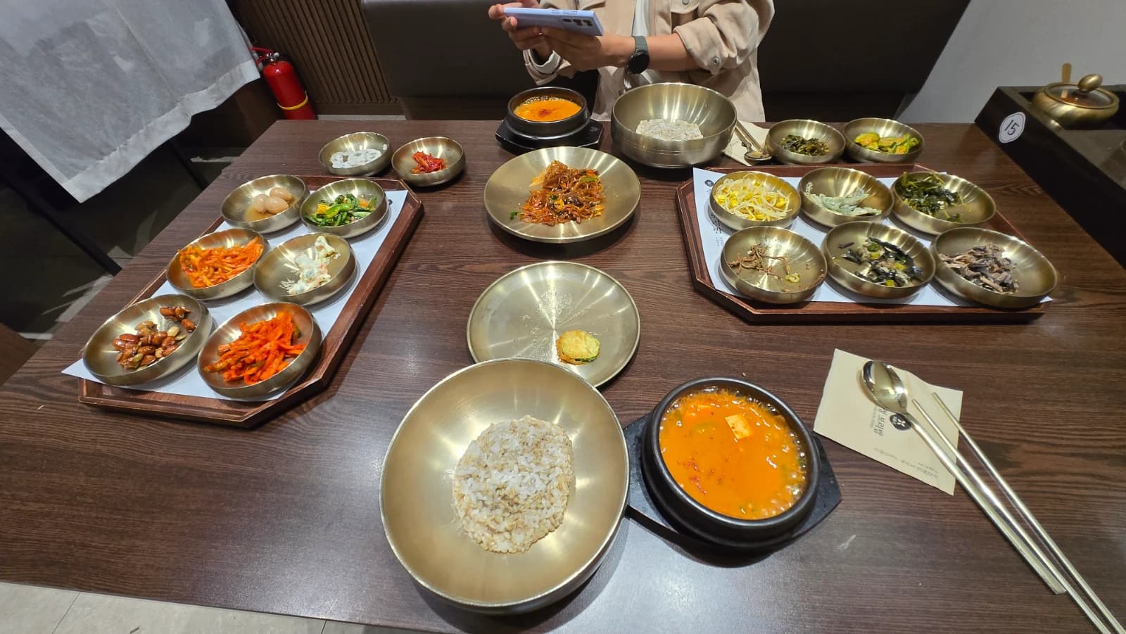 보리밥과 청국장찌개 뚝배기 메인 요리 상차림 완성