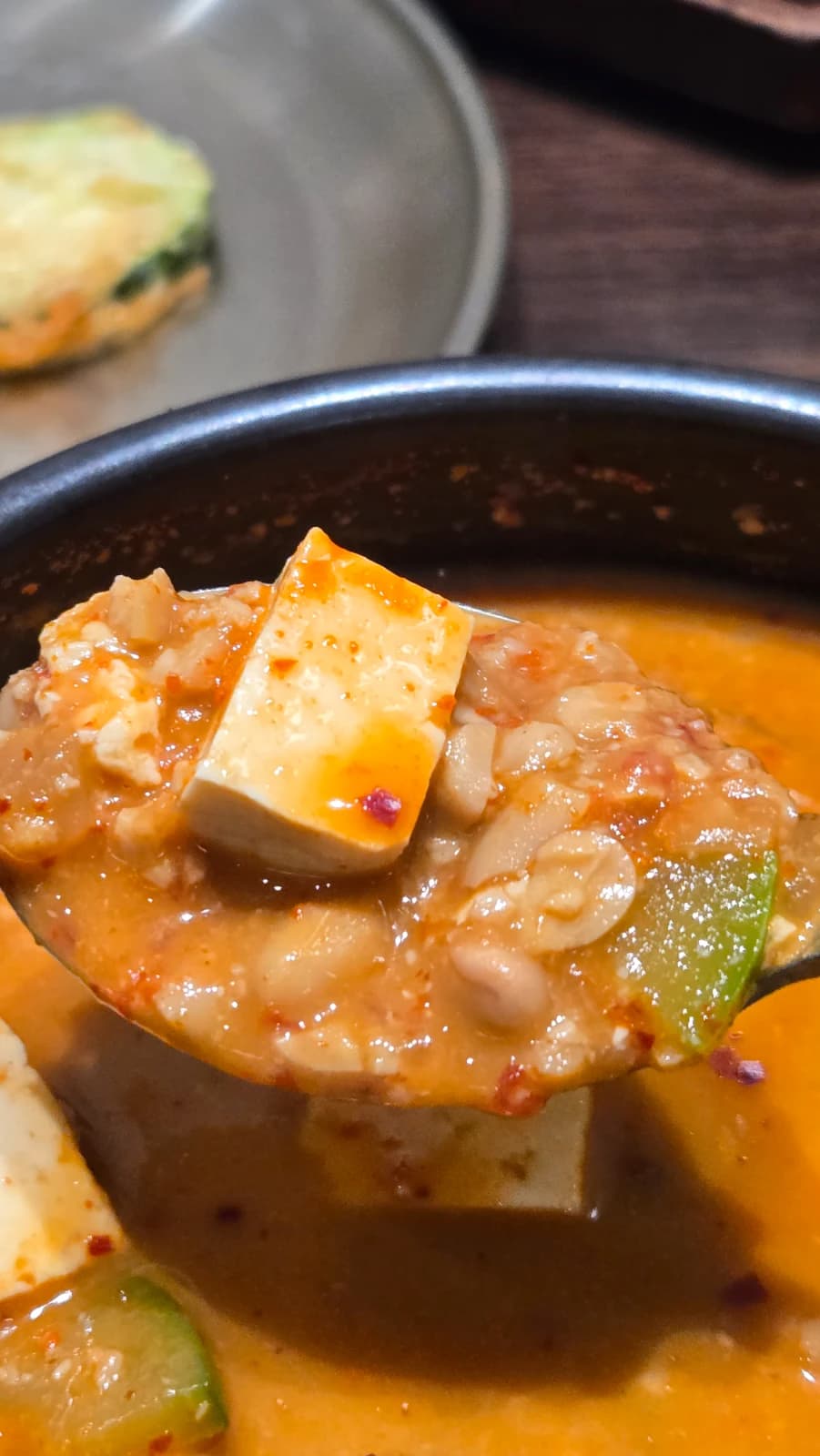 청국장찌개 내부 콩알 두부 호박 고추 구수한 국물