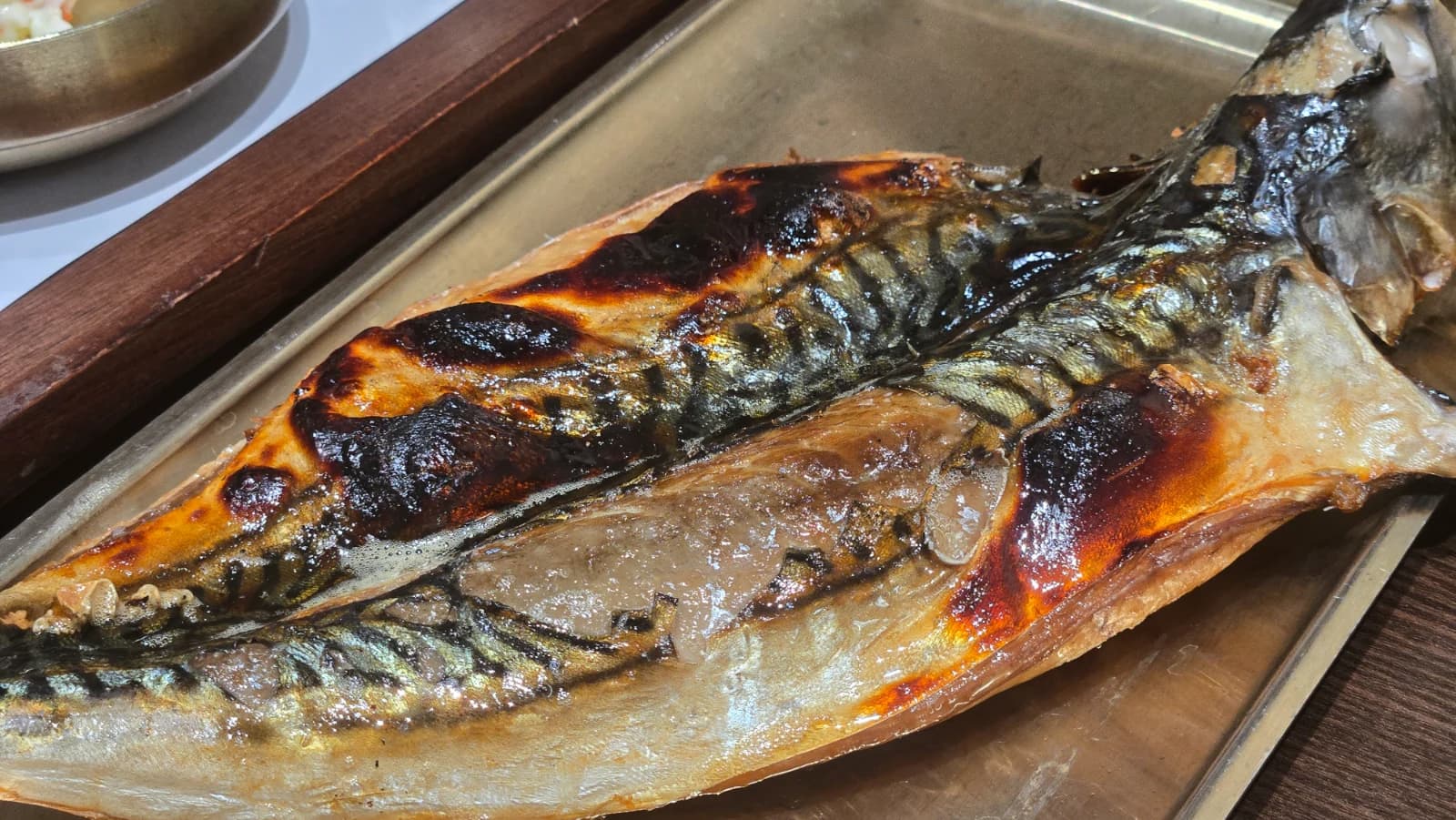 고등어구이 한 마리 통째 구이 바삭한 껍질 촉촉한 살