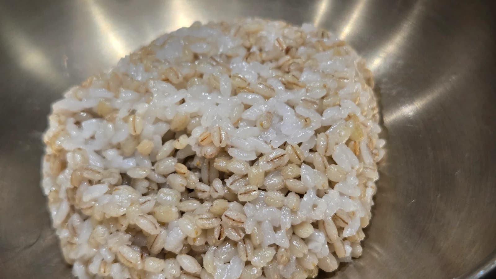 보리밥 클로즈업 쌀과 보리알 섞인 모습 놋그릇