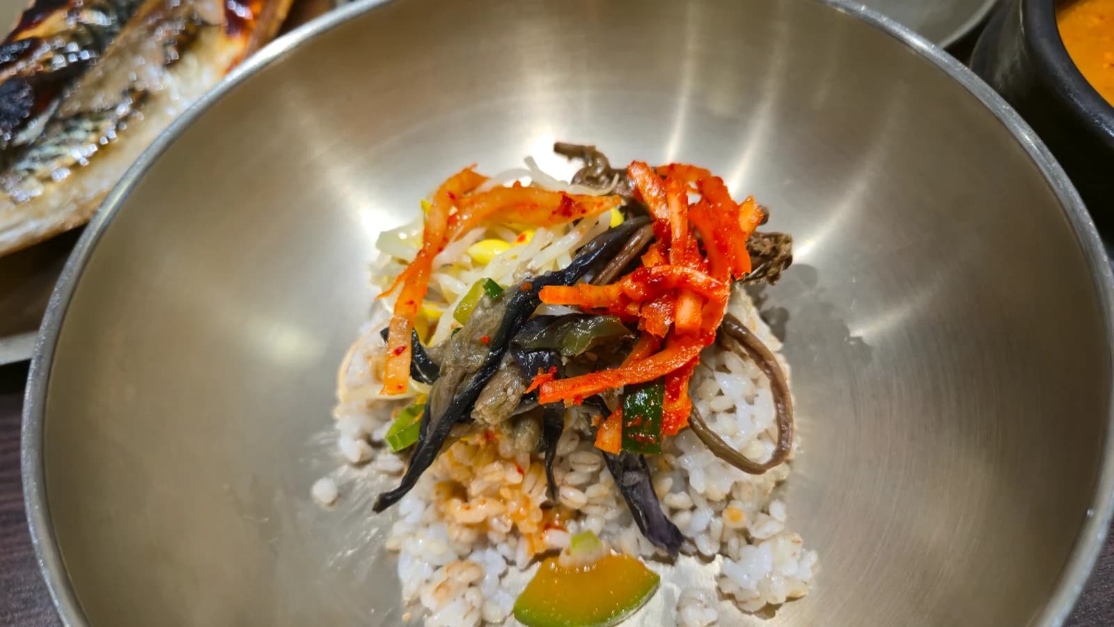 보리밥 비빔밥 나물 고추장 참기름 비벼먹는 모습