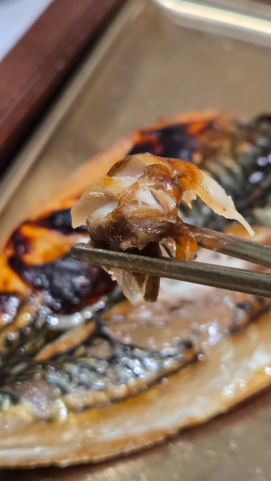 고등어구이 살 젓가락으로 집은 모습 바삭한 껍질 촉촉한 속살