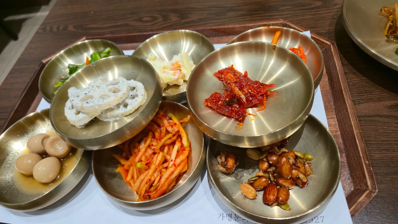 송은정 보리밥 밑반찬 쟁반 메추리알 연근 무생채 황태 견과류