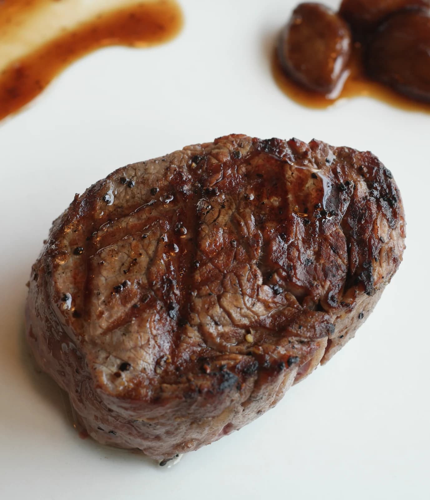 ヒレステーキの超接写、シアリングされた表面の割れ目から肉汁がにじんでいる